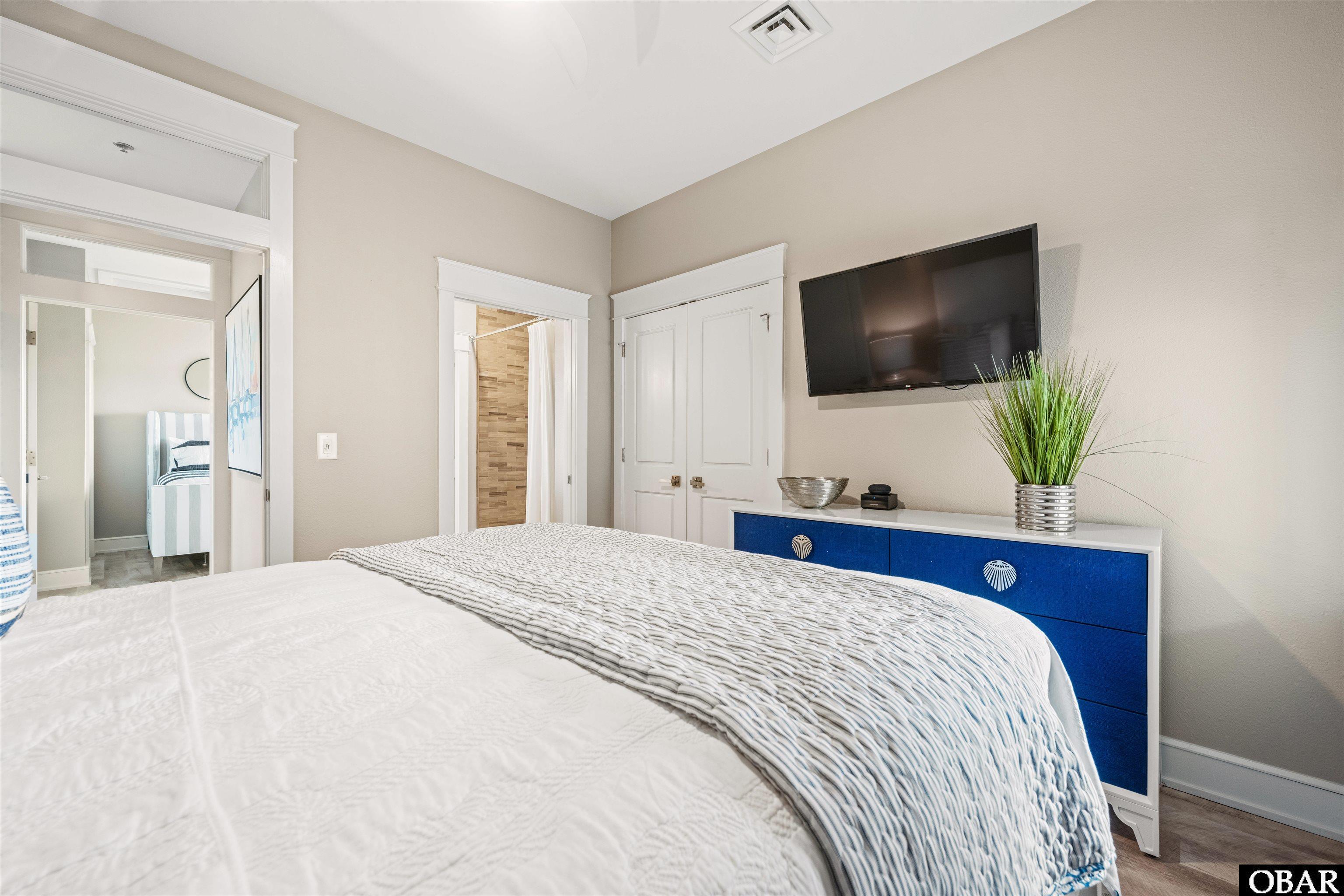 202 Dartmoor Ave. Unit 202-C