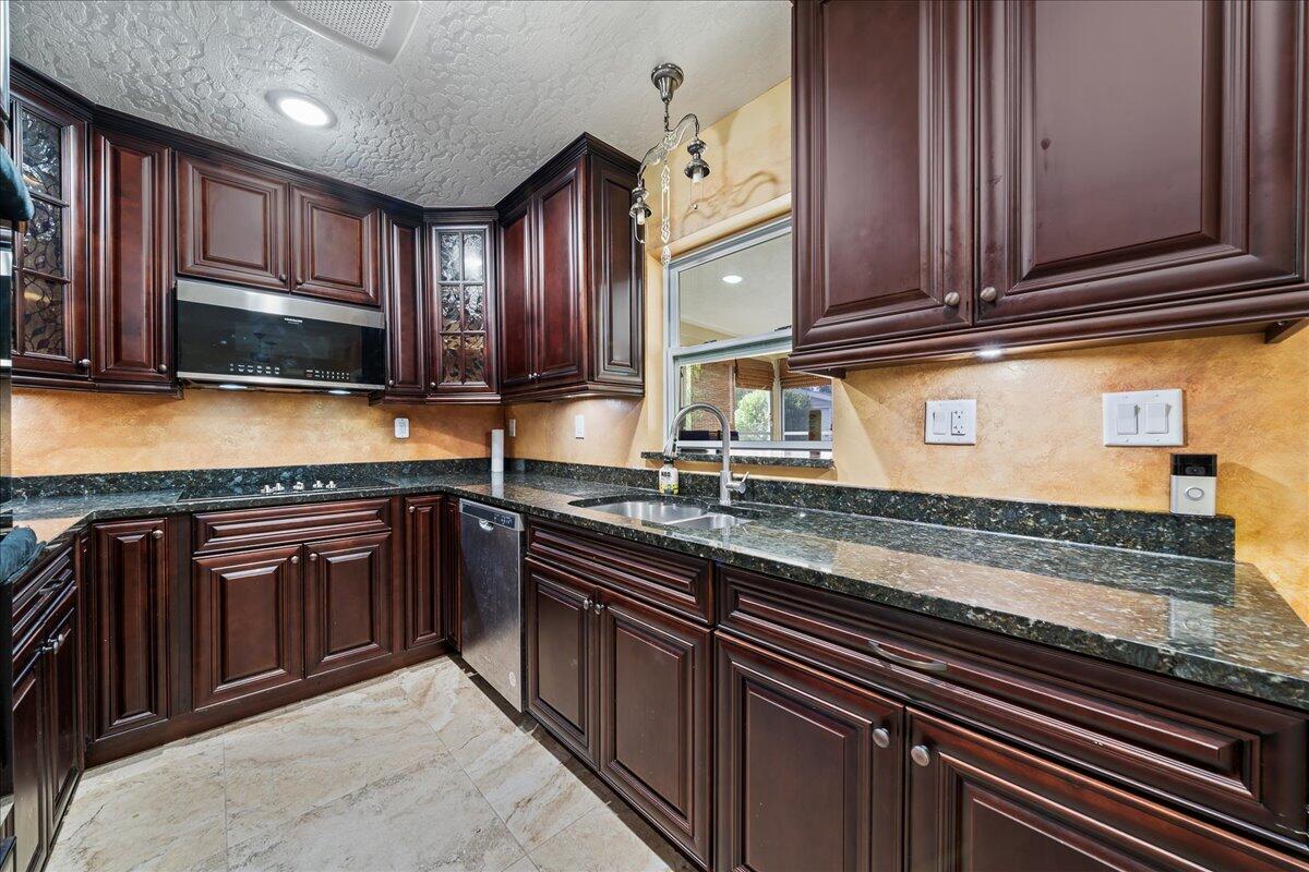 962 Dupont Street NE, 8