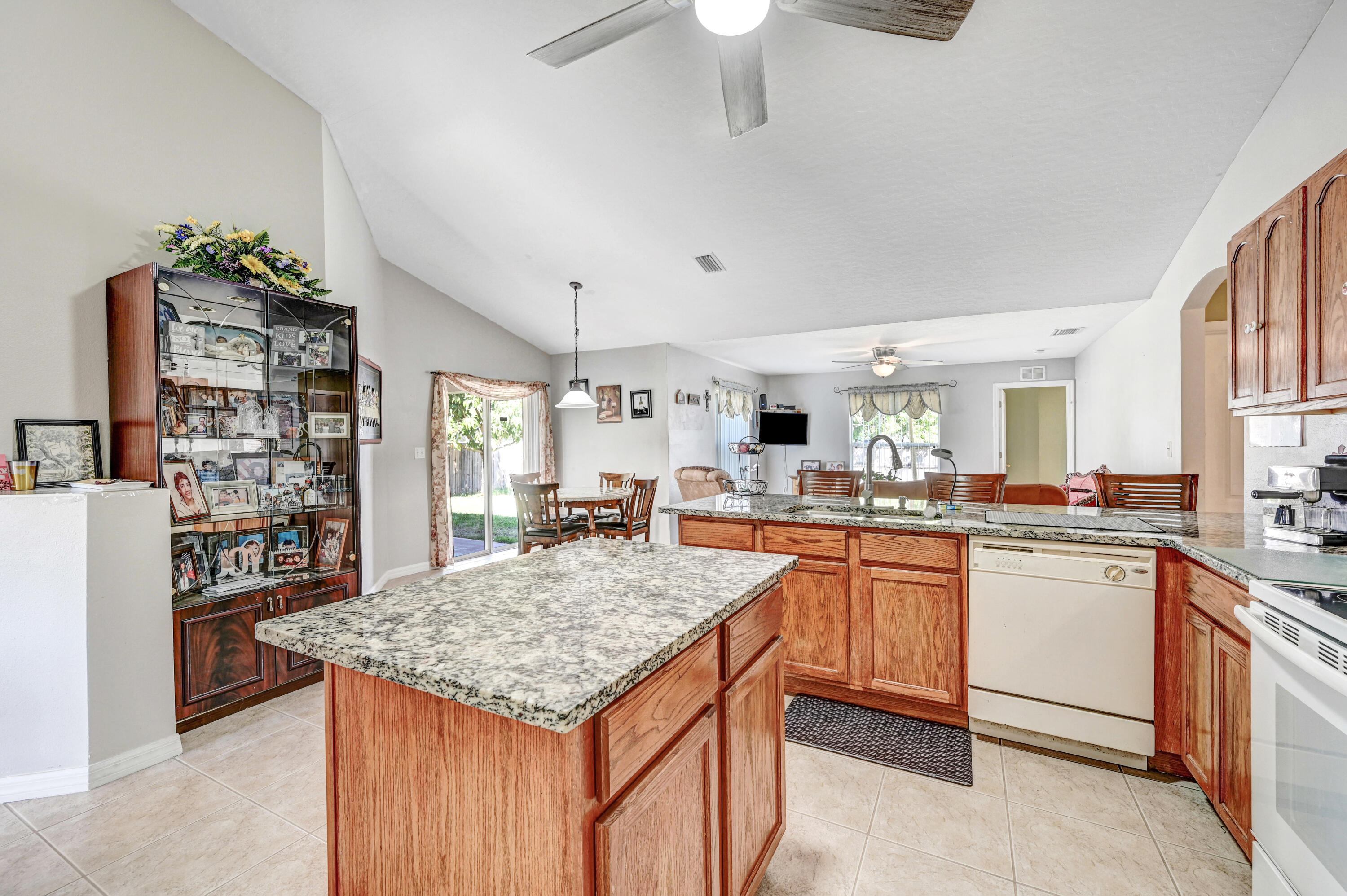 643 Commargo Road NW