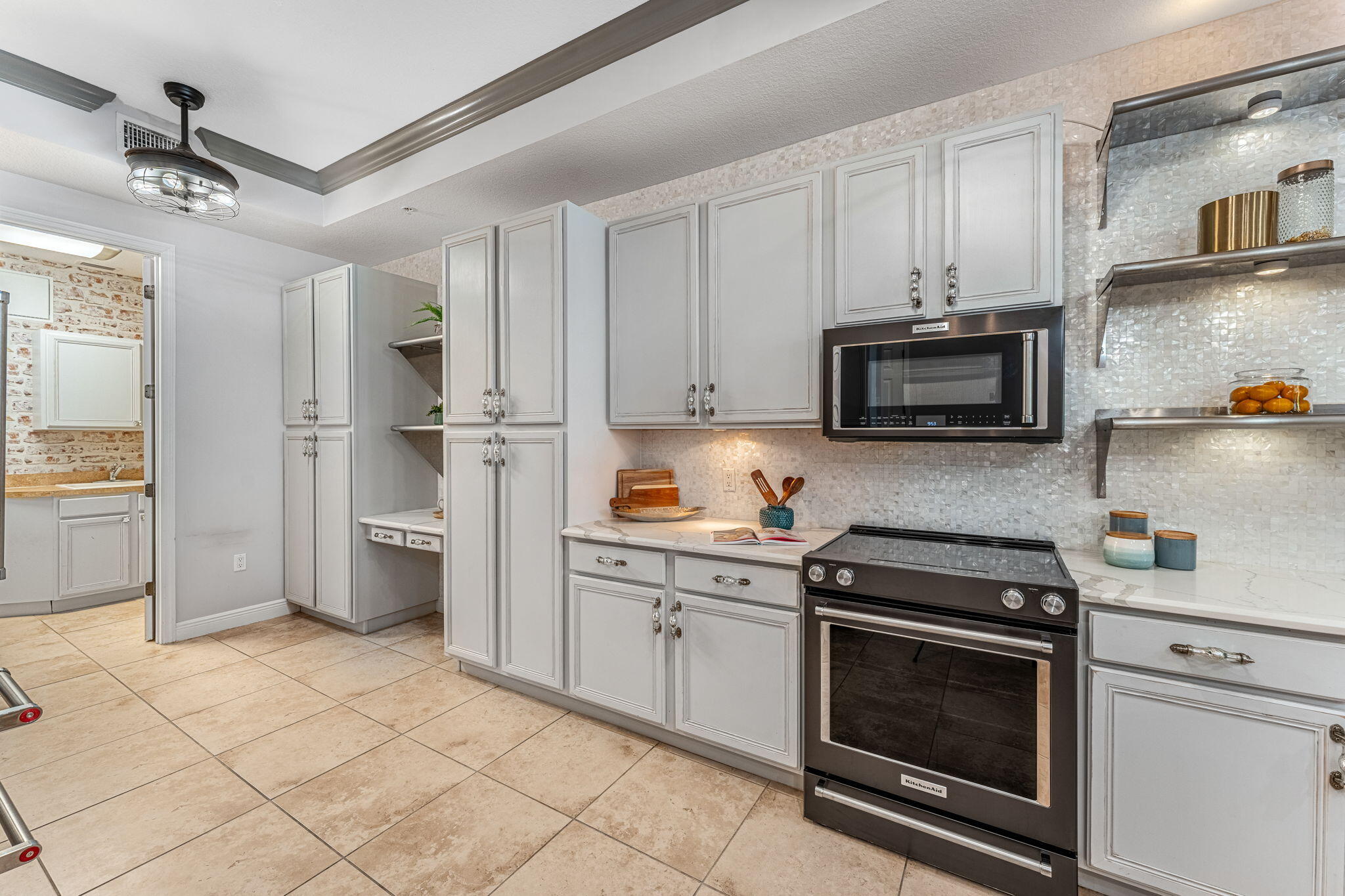 6005 Highway 1, 302