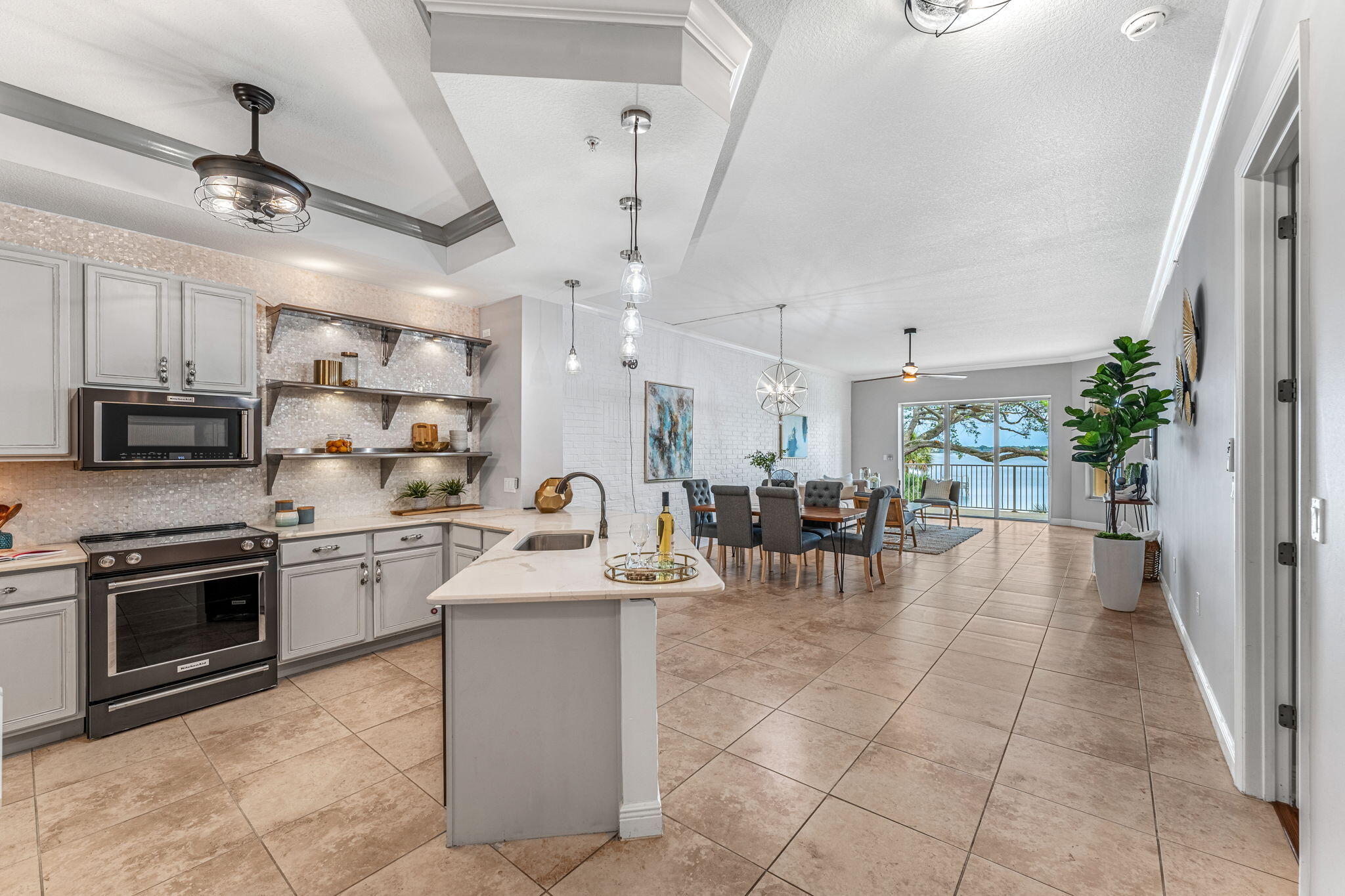 6005 Highway 1, 302