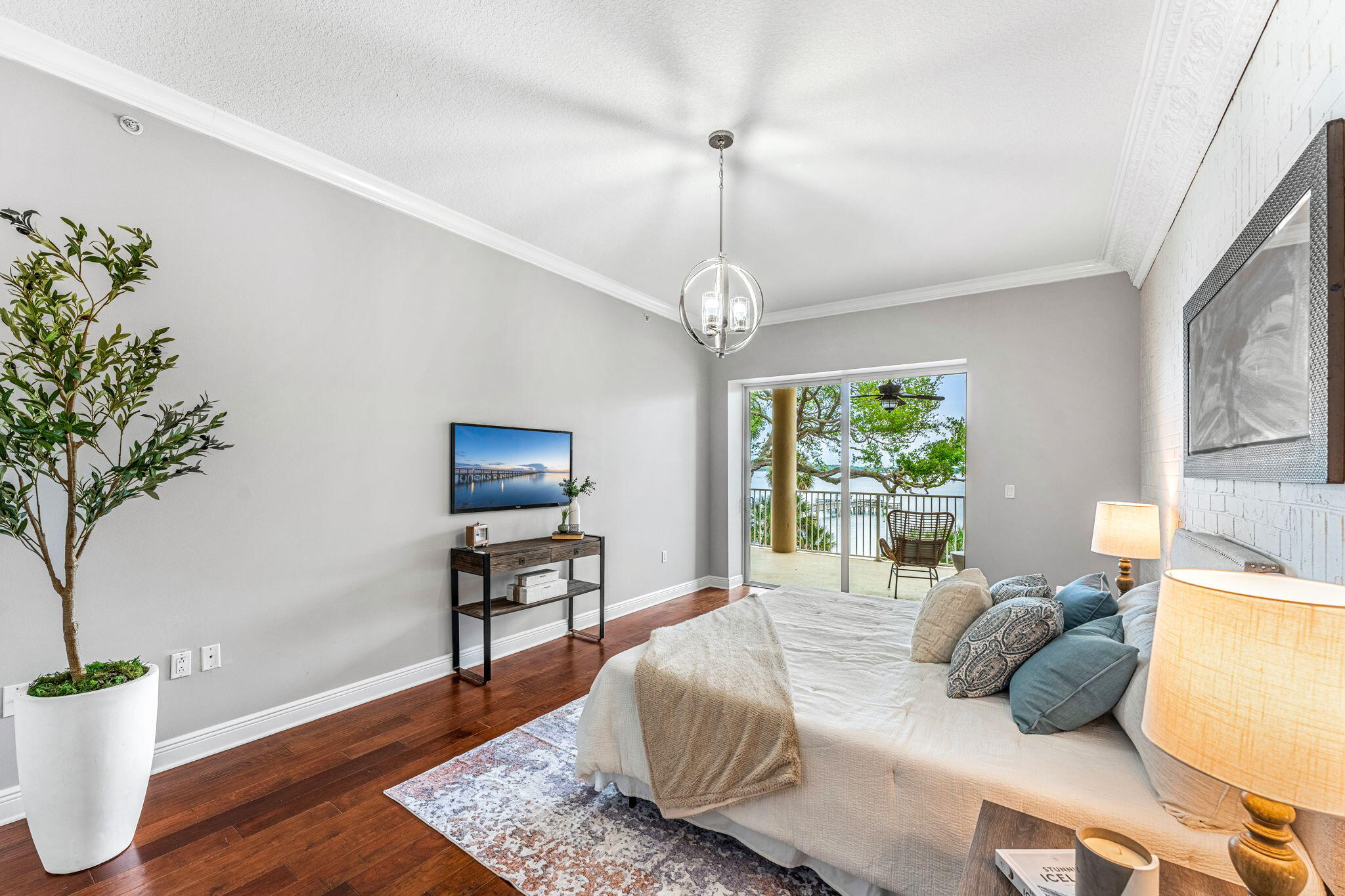 6005 Highway 1, 302