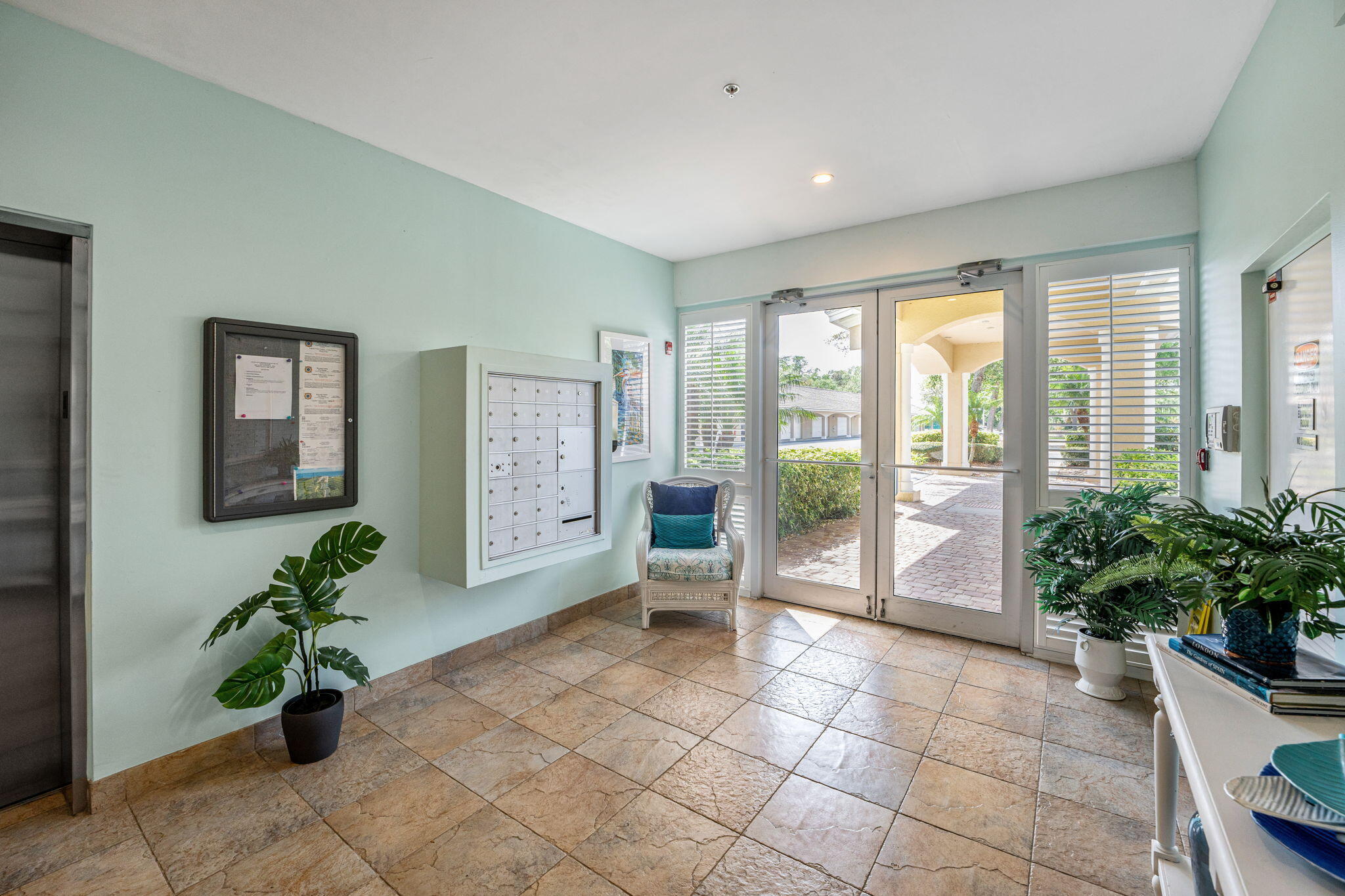 6005 Highway 1, 302