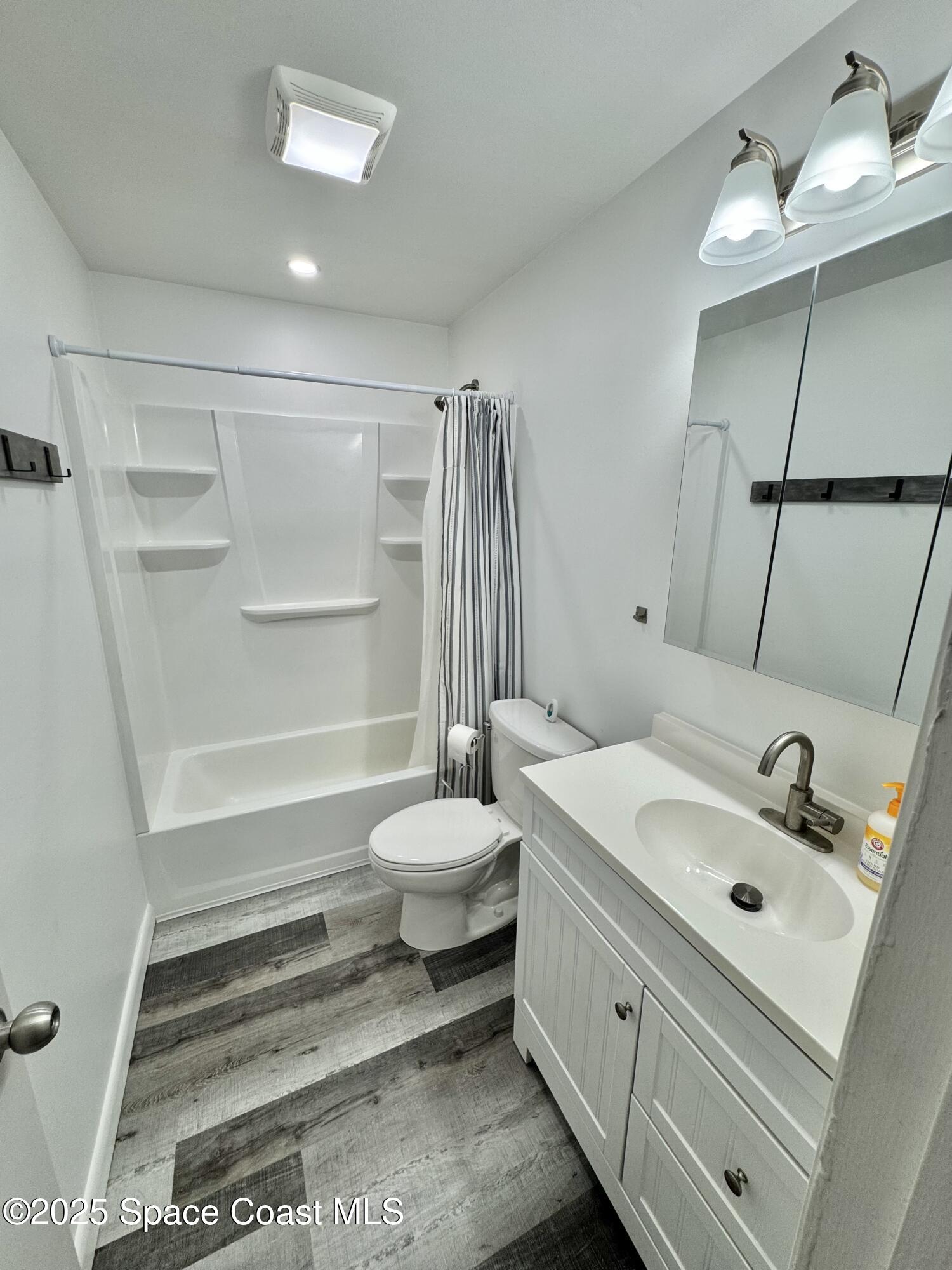 789 Walnut Drive