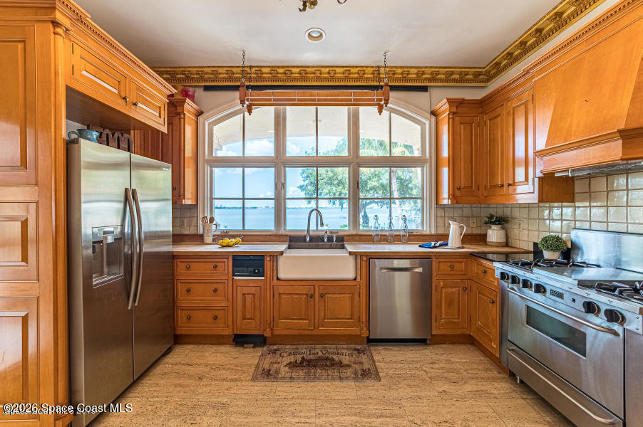 1000 N Riverside Drive