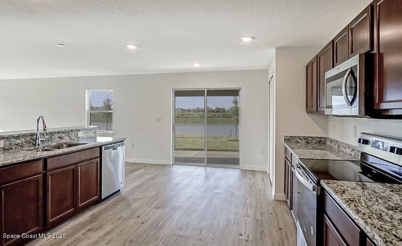 578 Cooper Court SW
