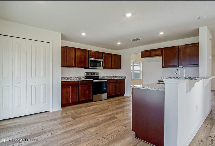 578 Cooper Court SW