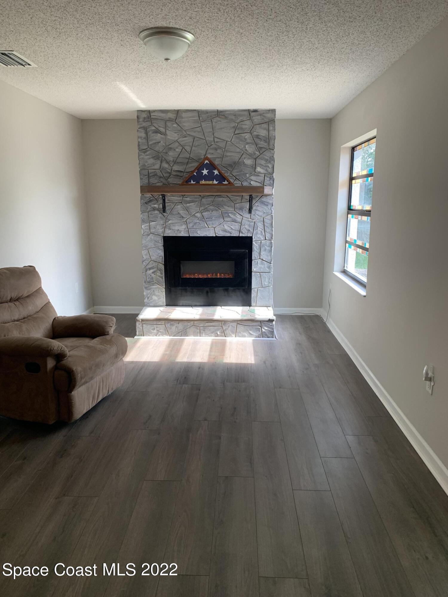 293 Cinnamon Lake Circle