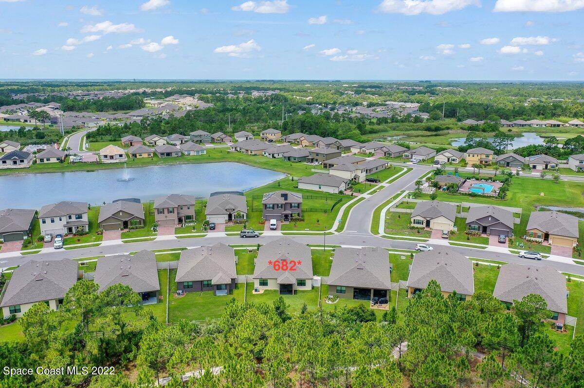 682 Old Country Road SE