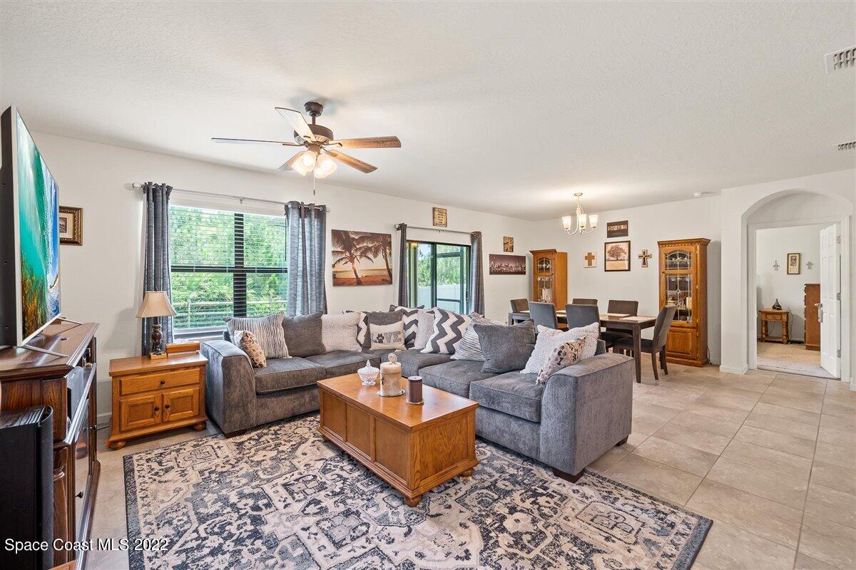 682 Old Country Road SE