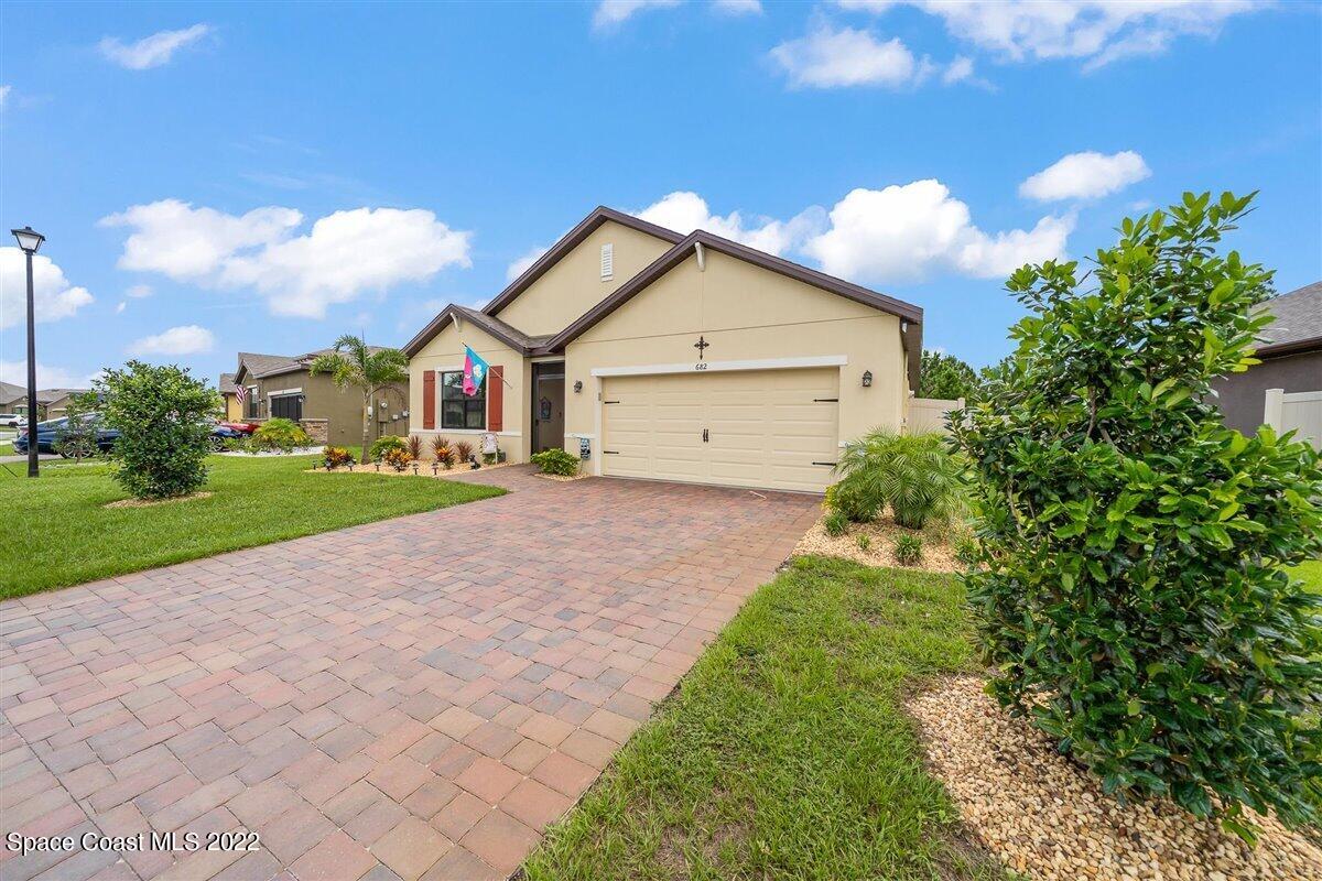 682 Old Country Road SE