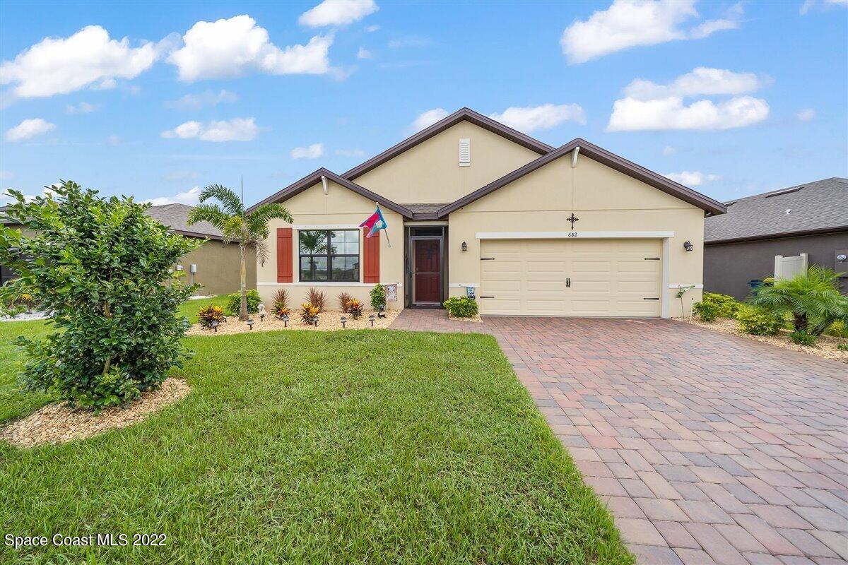 682 Old Country Road SE