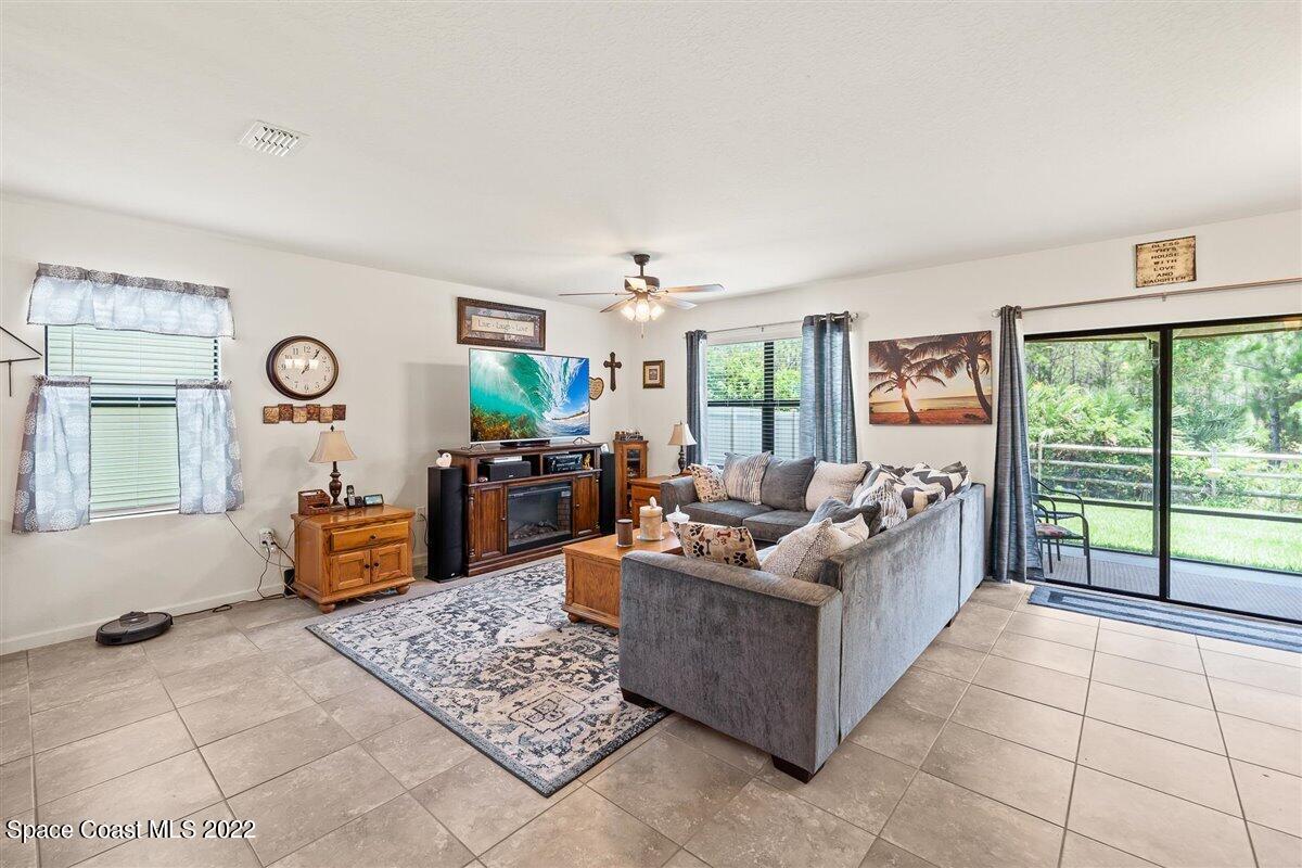 682 Old Country Road SE
