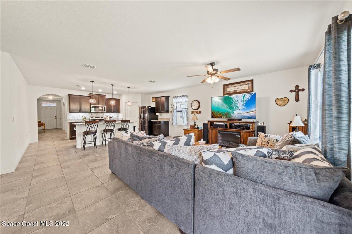 682 Old Country Road SE