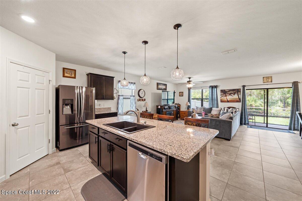 682 Old Country Road SE