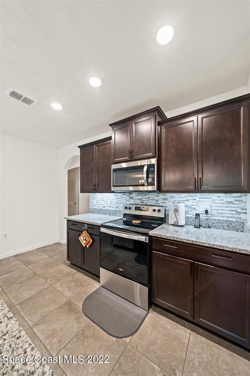 682 Old Country Road SE