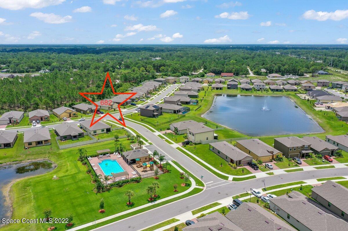 682 Old Country Road SE