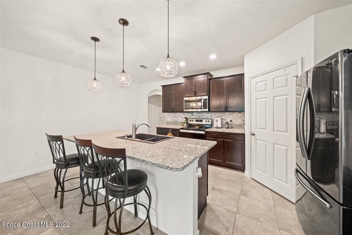 682 Old Country Road SE