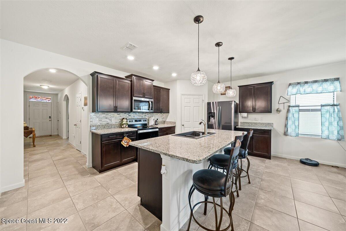 682 Old Country Road SE