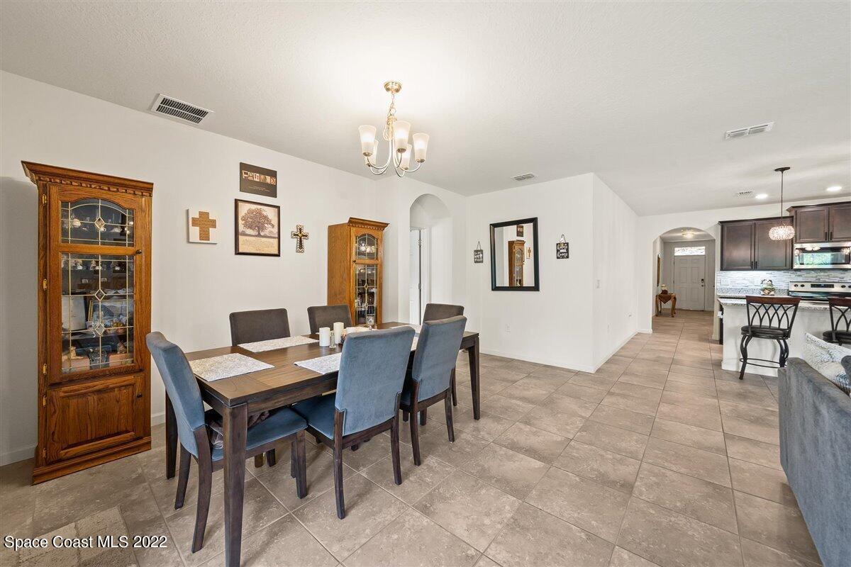 682 Old Country Road SE