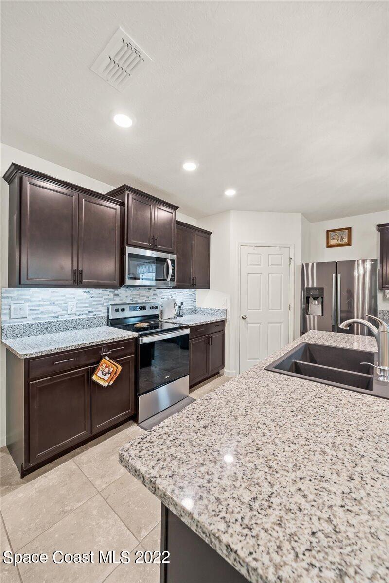 682 Old Country Road SE