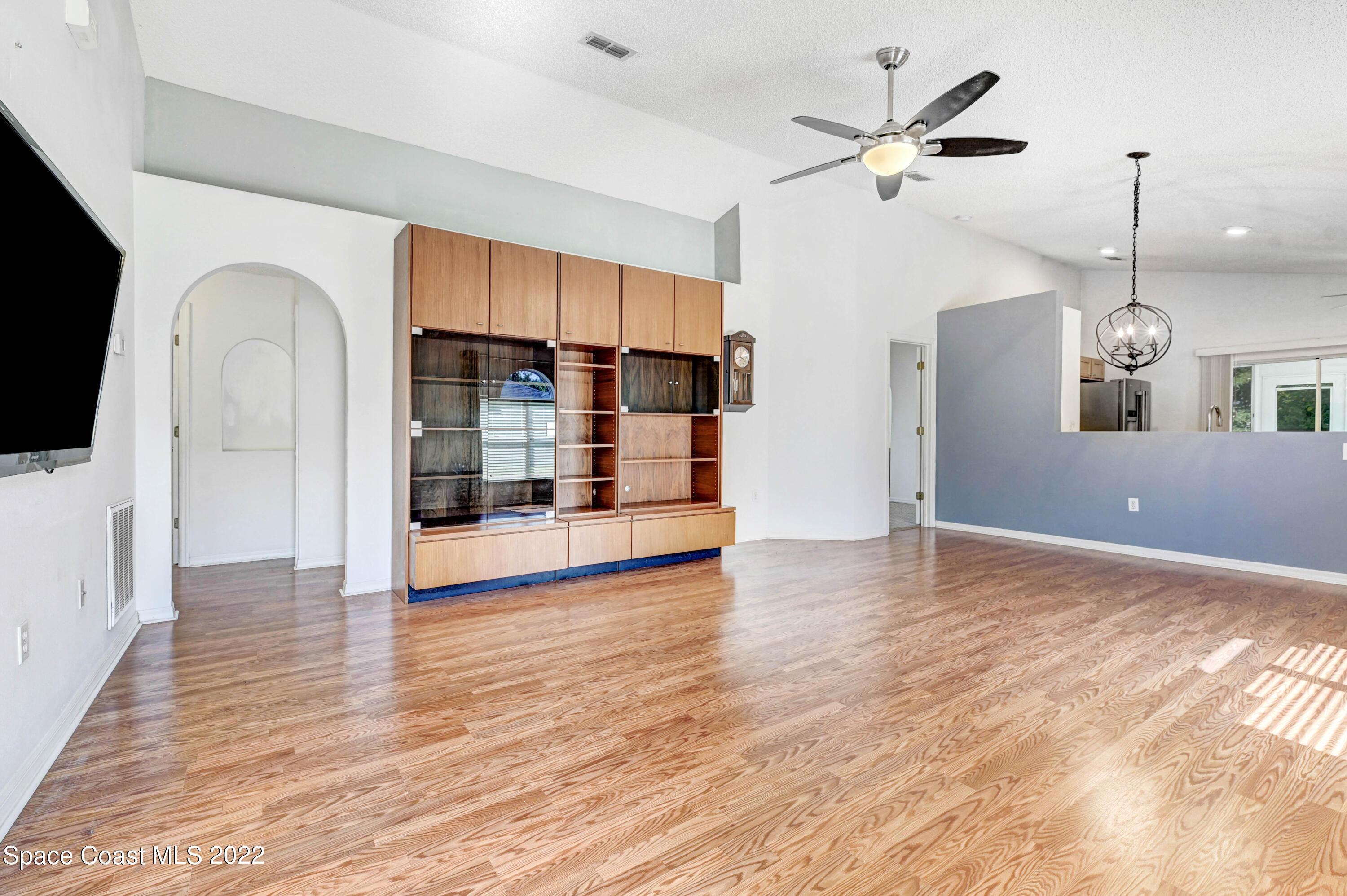 2025 Redwood Circle