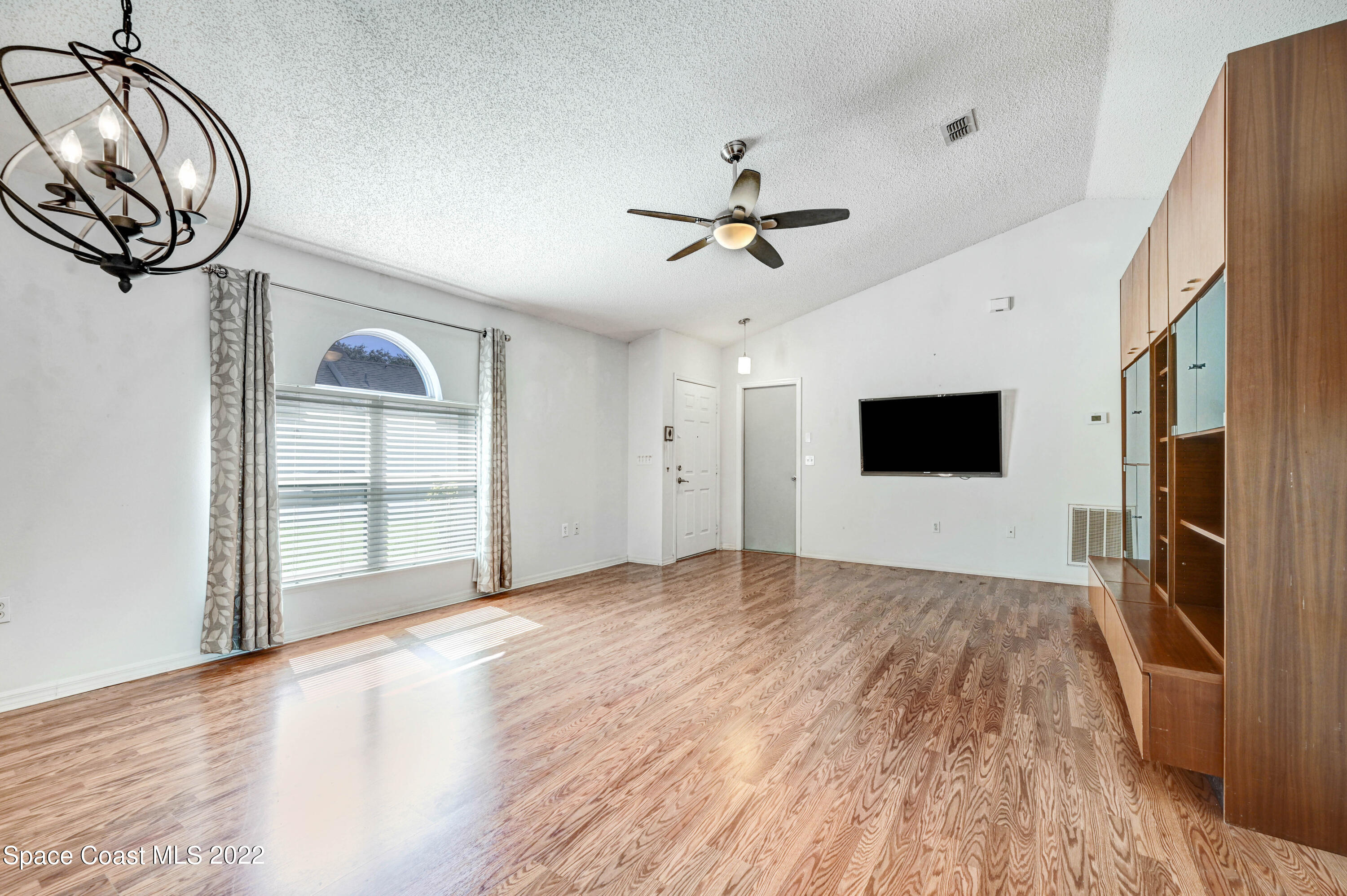 2025 Redwood Circle