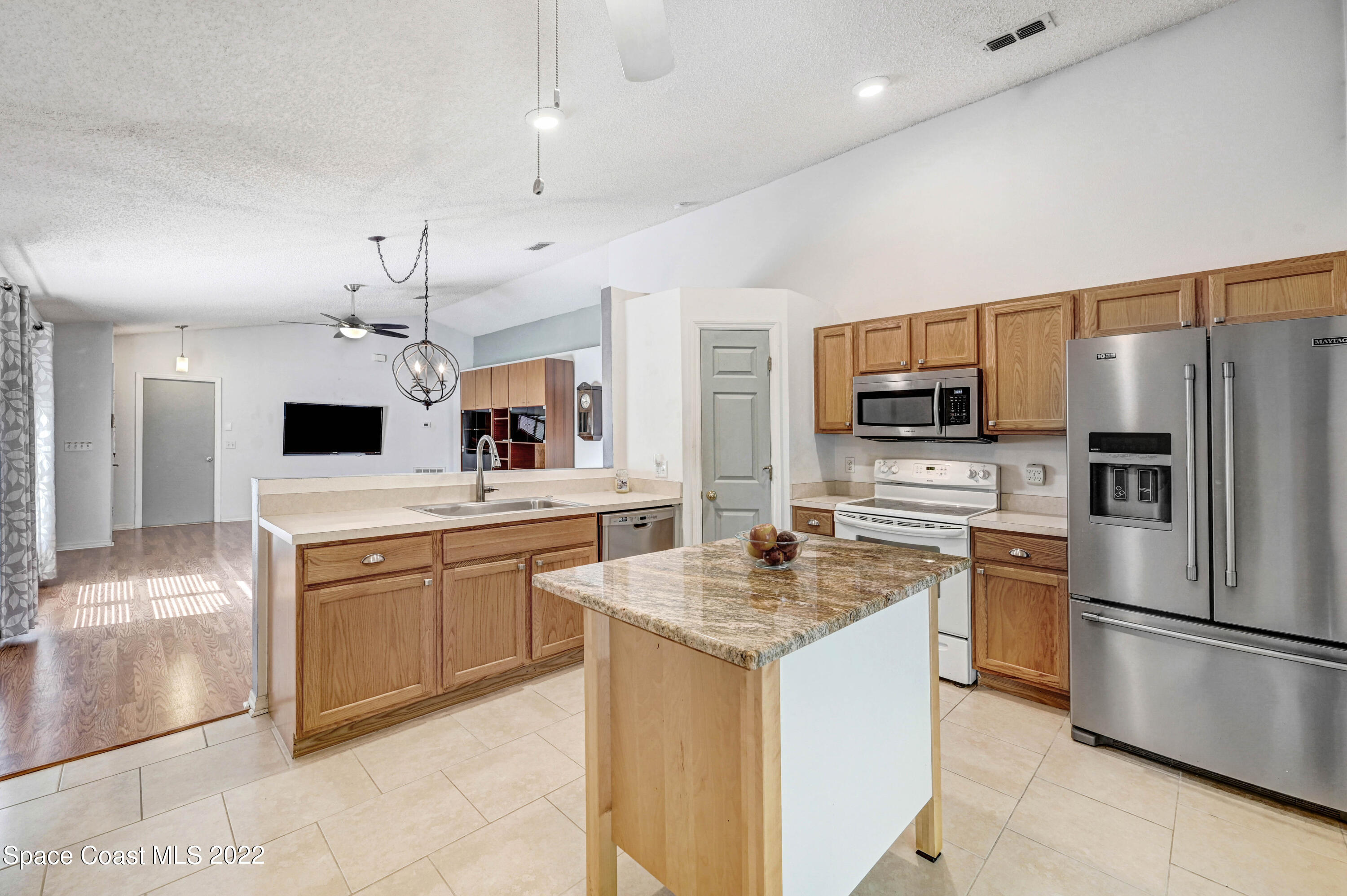 2025 Redwood Circle