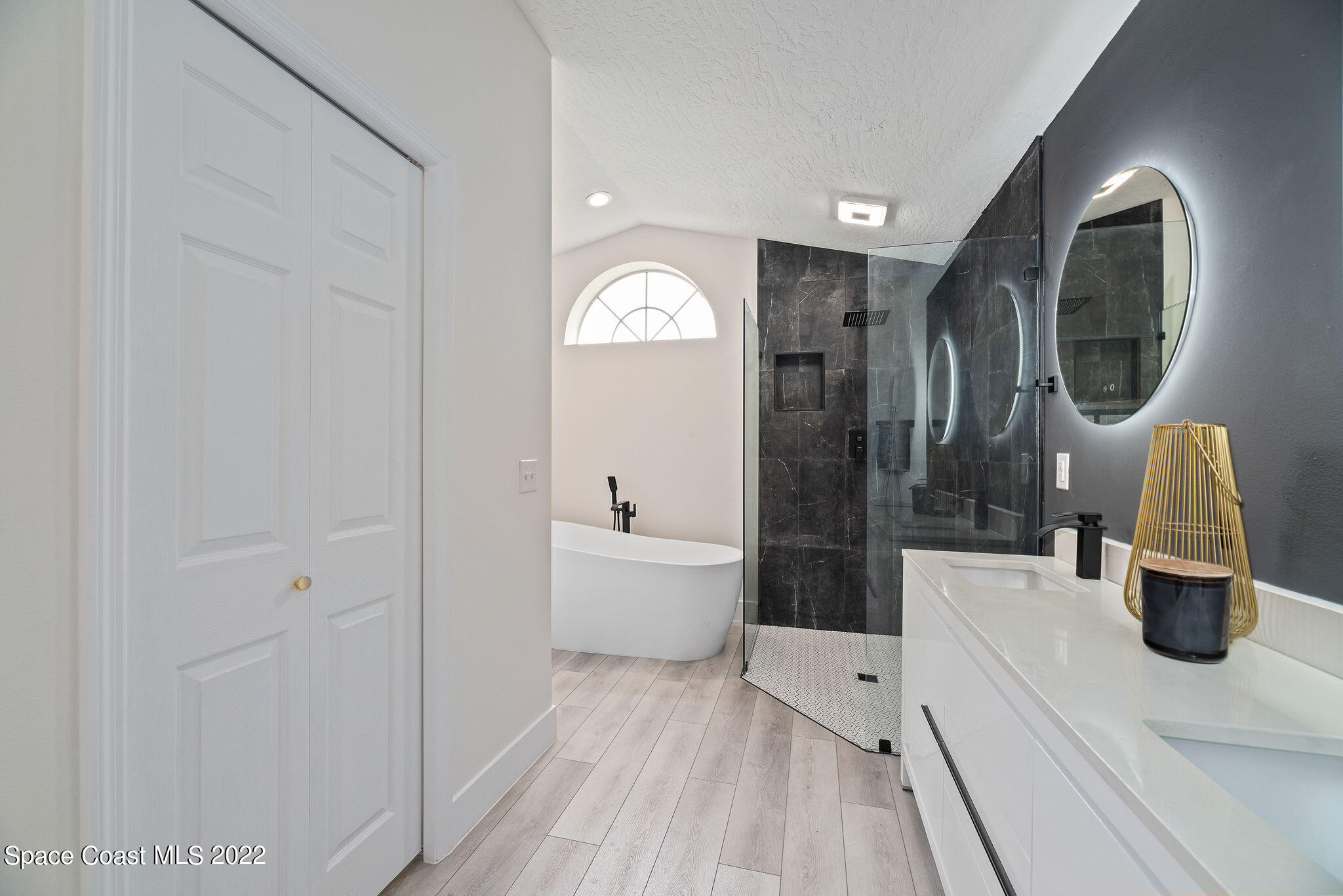 960 Falls Trail