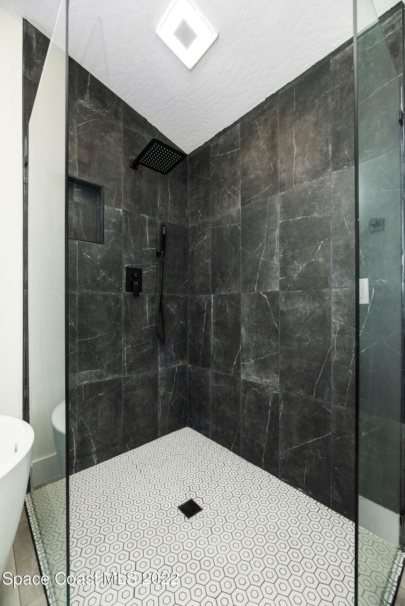 960 Falls Trail