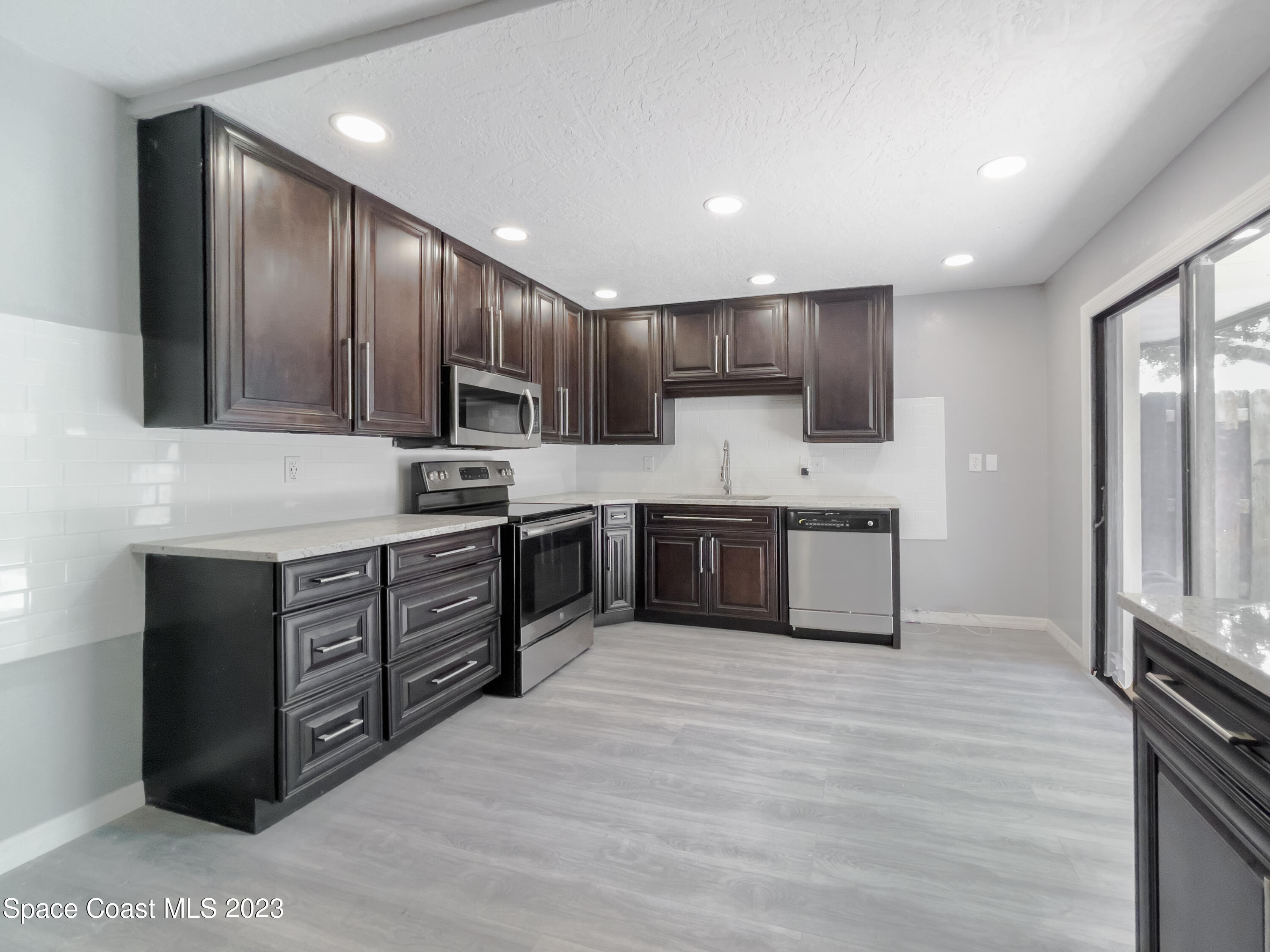 1012 Vista Oaks Circle NE