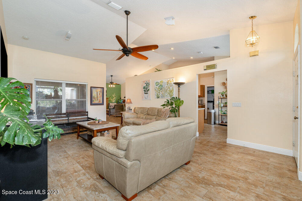 630 Sunset Lakes Drive