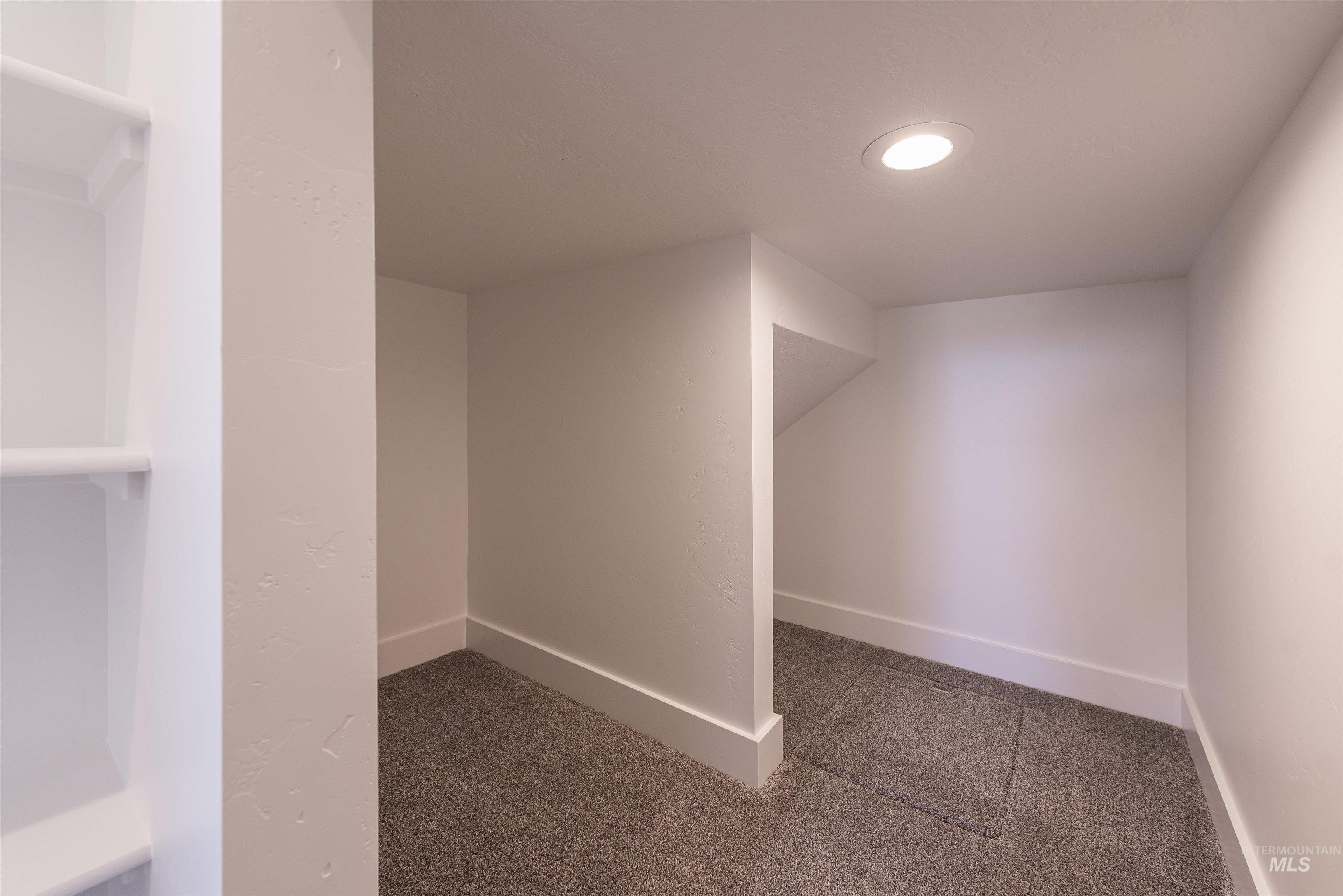 6129 S. Ballerina Ave.