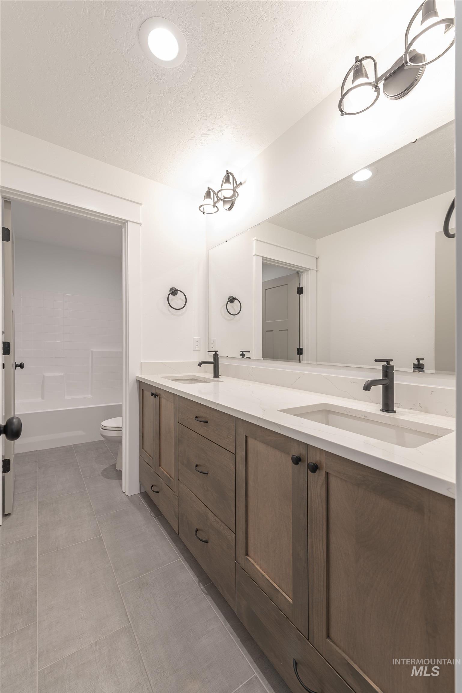 6129 S. Ballerina Ave.