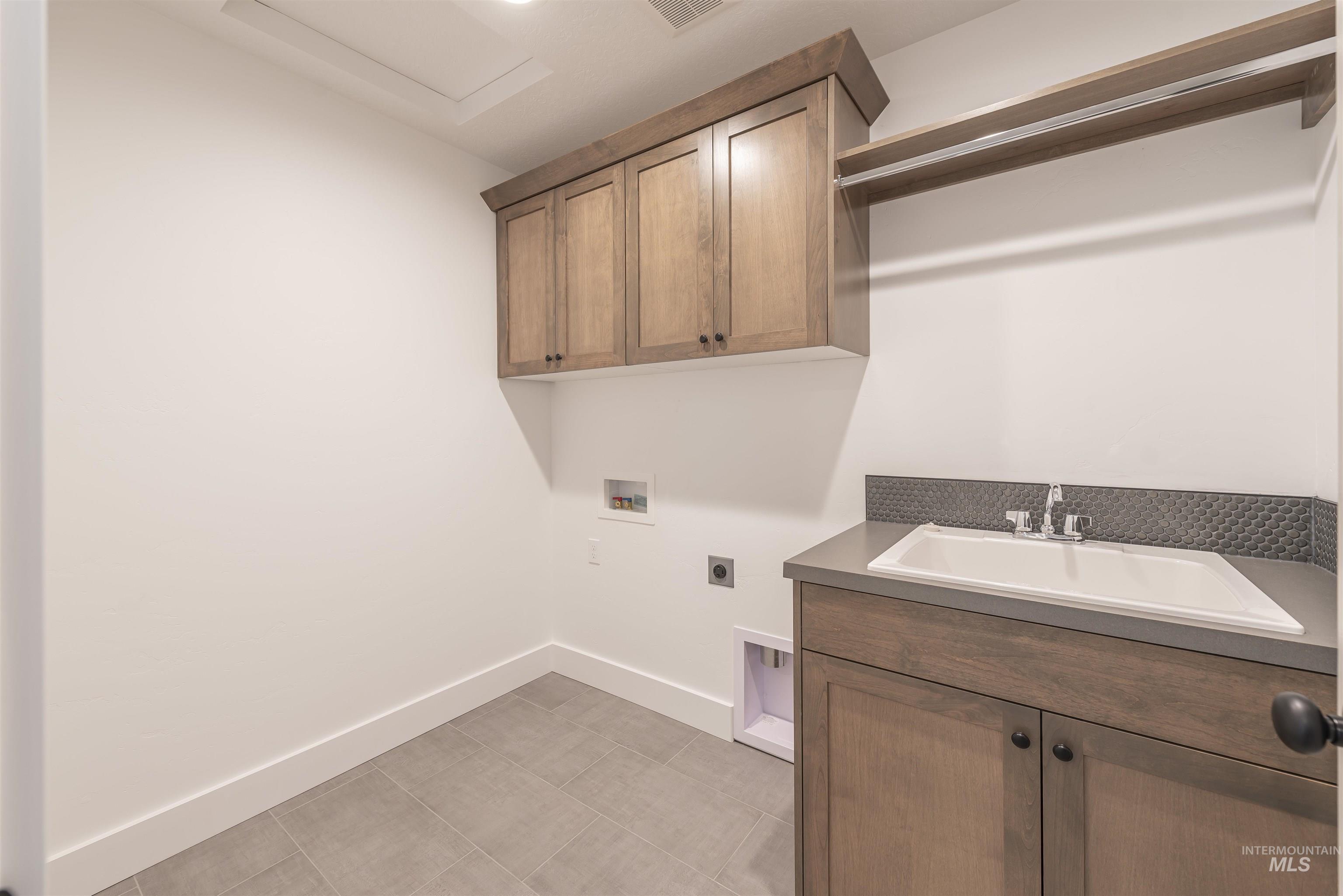 6129 S. Ballerina Ave.