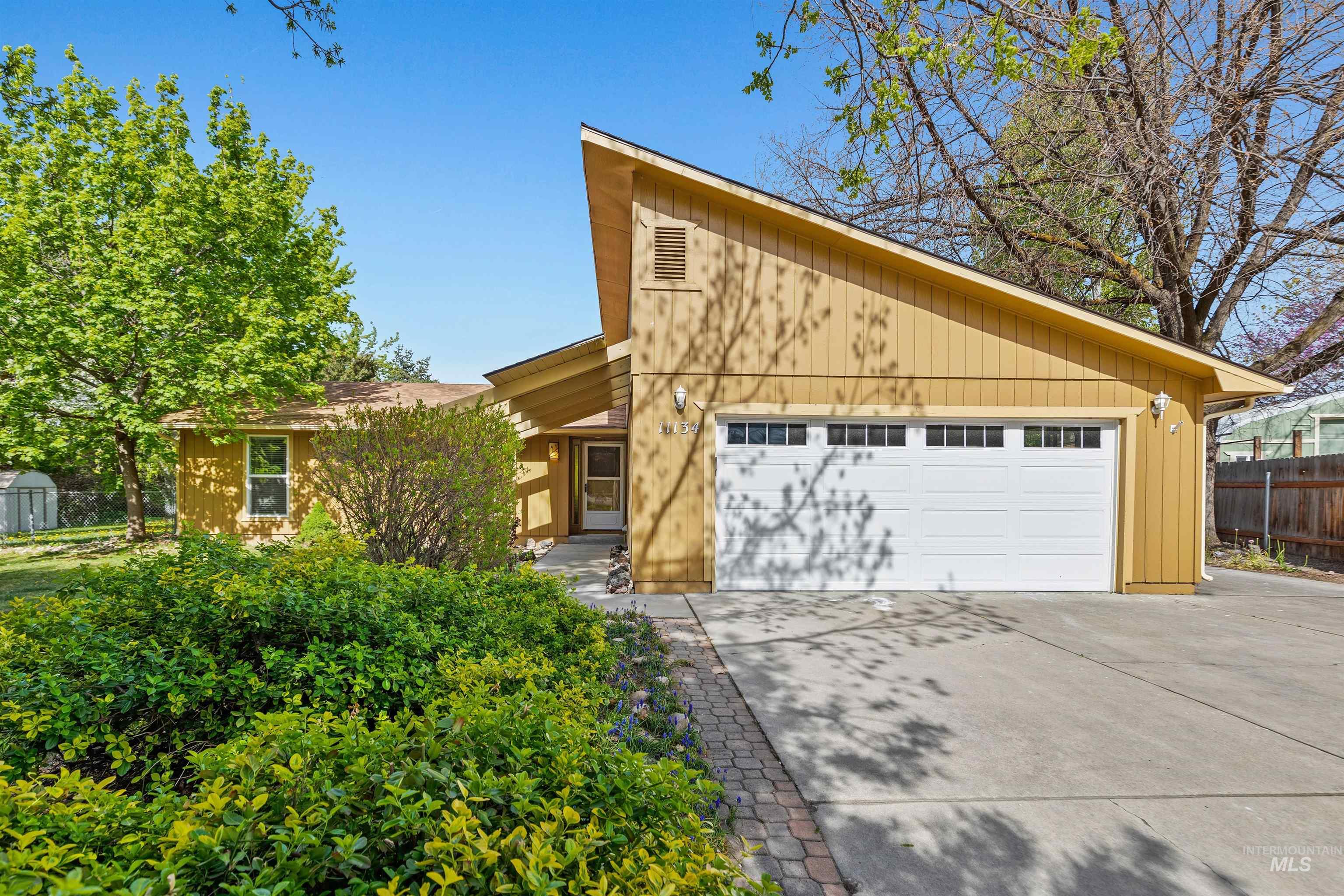 11134 W Mohawk Drive