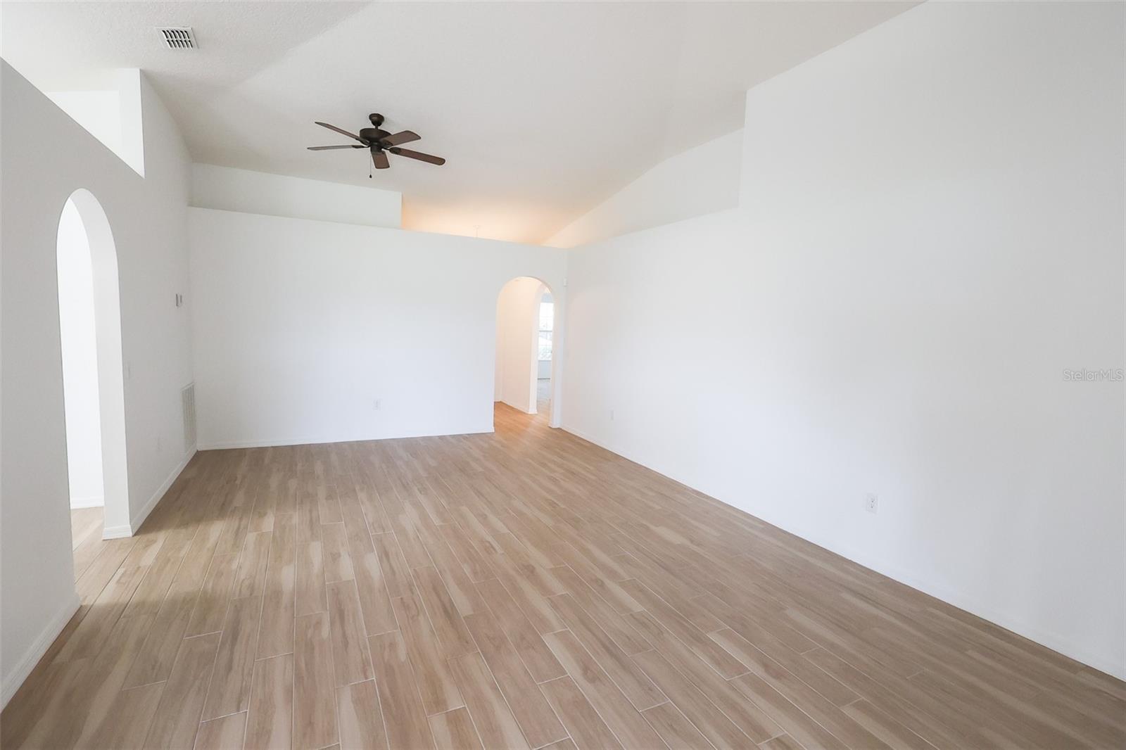 562 STONEWALL AVE
