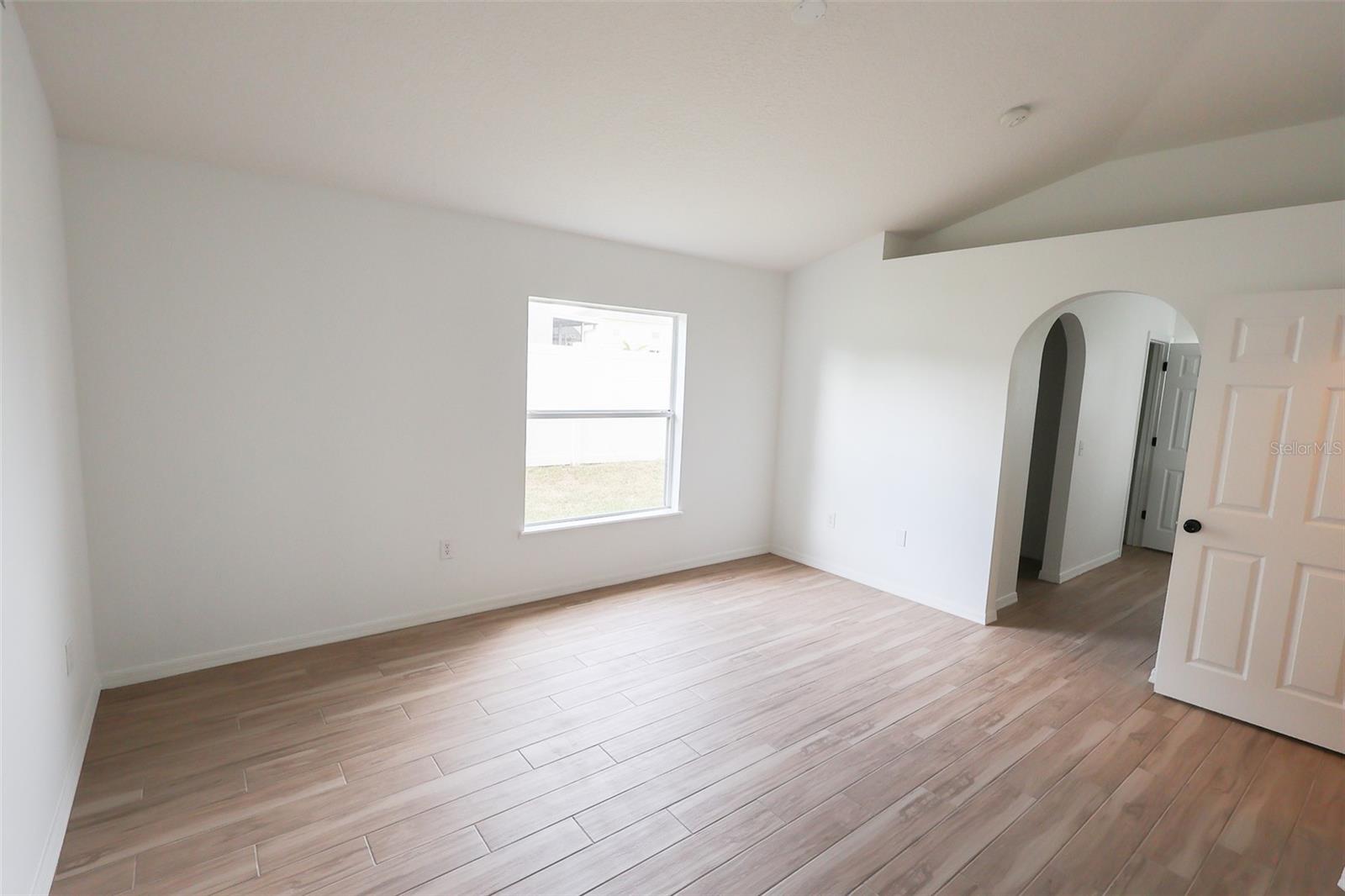 562 STONEWALL AVE