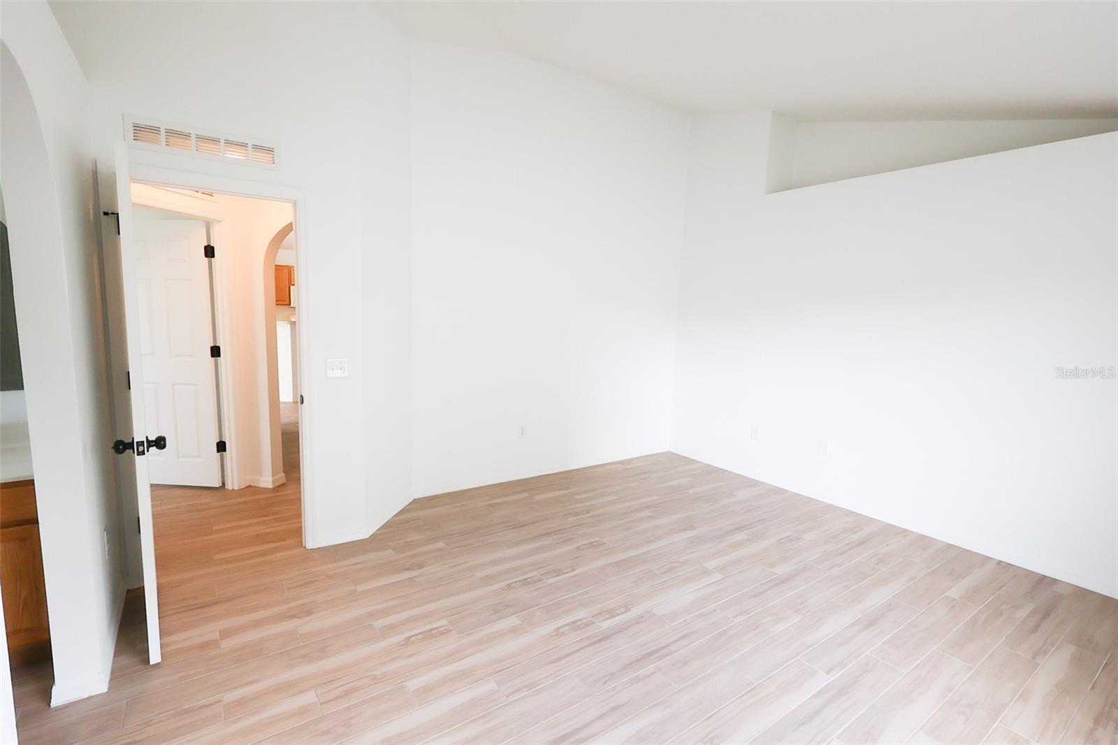 562 STONEWALL AVE