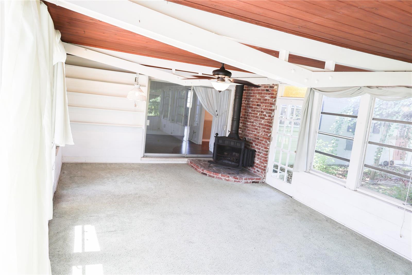 733 OLEANDER DR SE