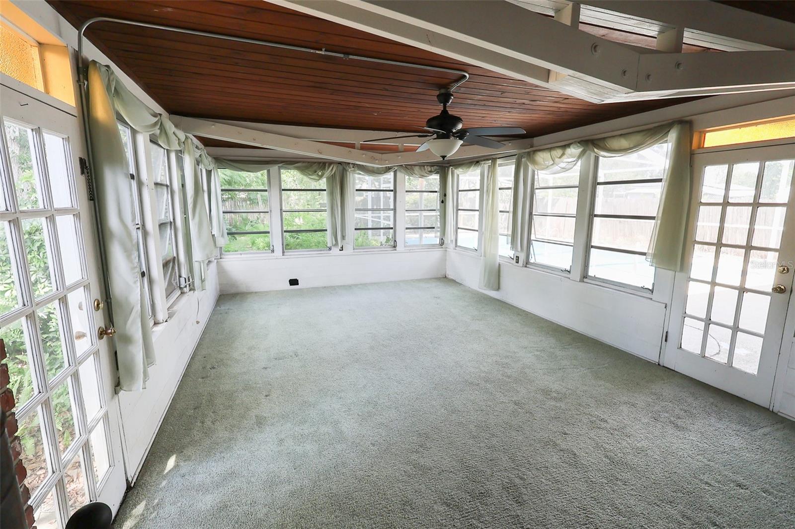 733 OLEANDER DR SE