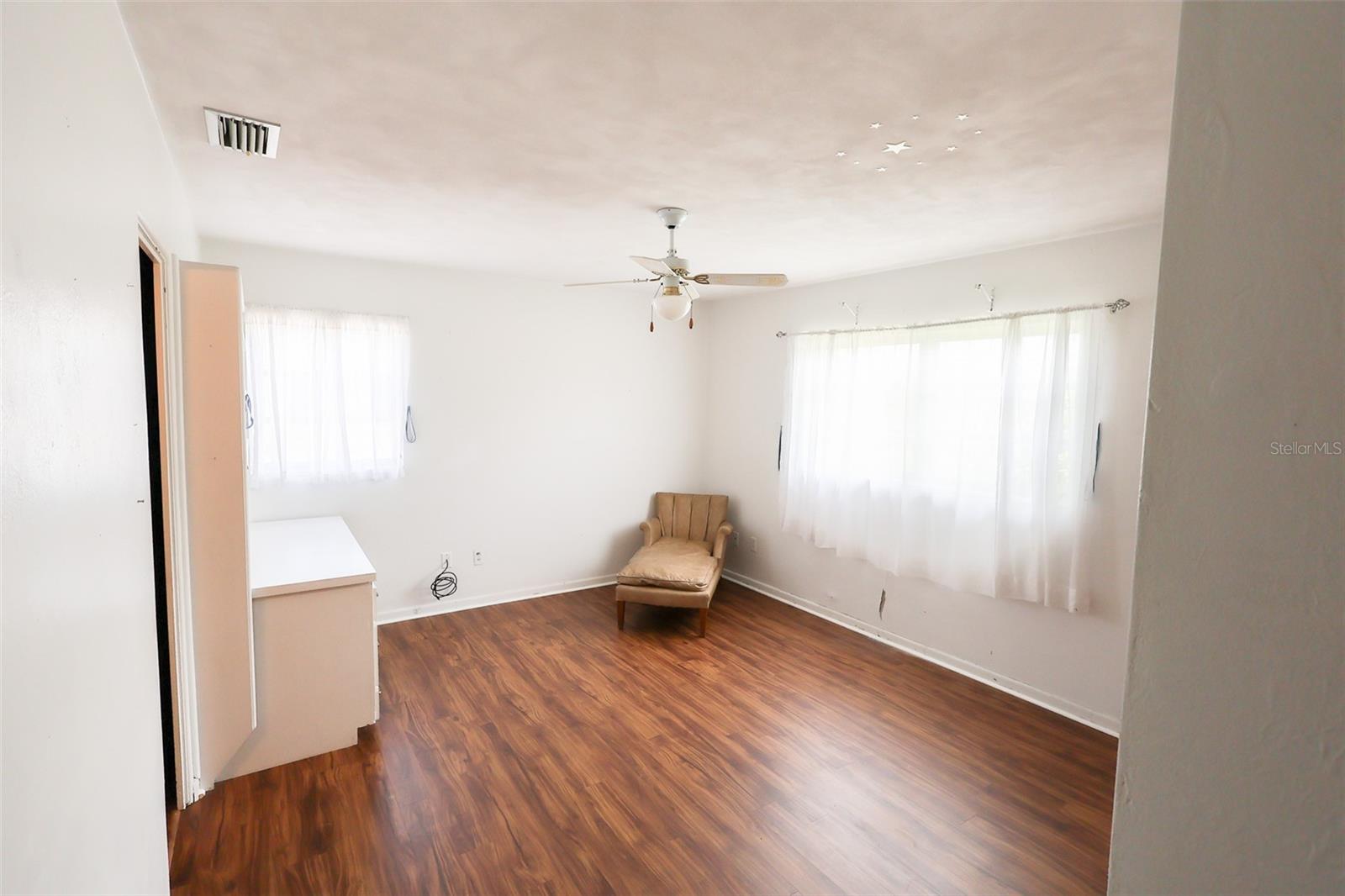 733 OLEANDER DR SE
