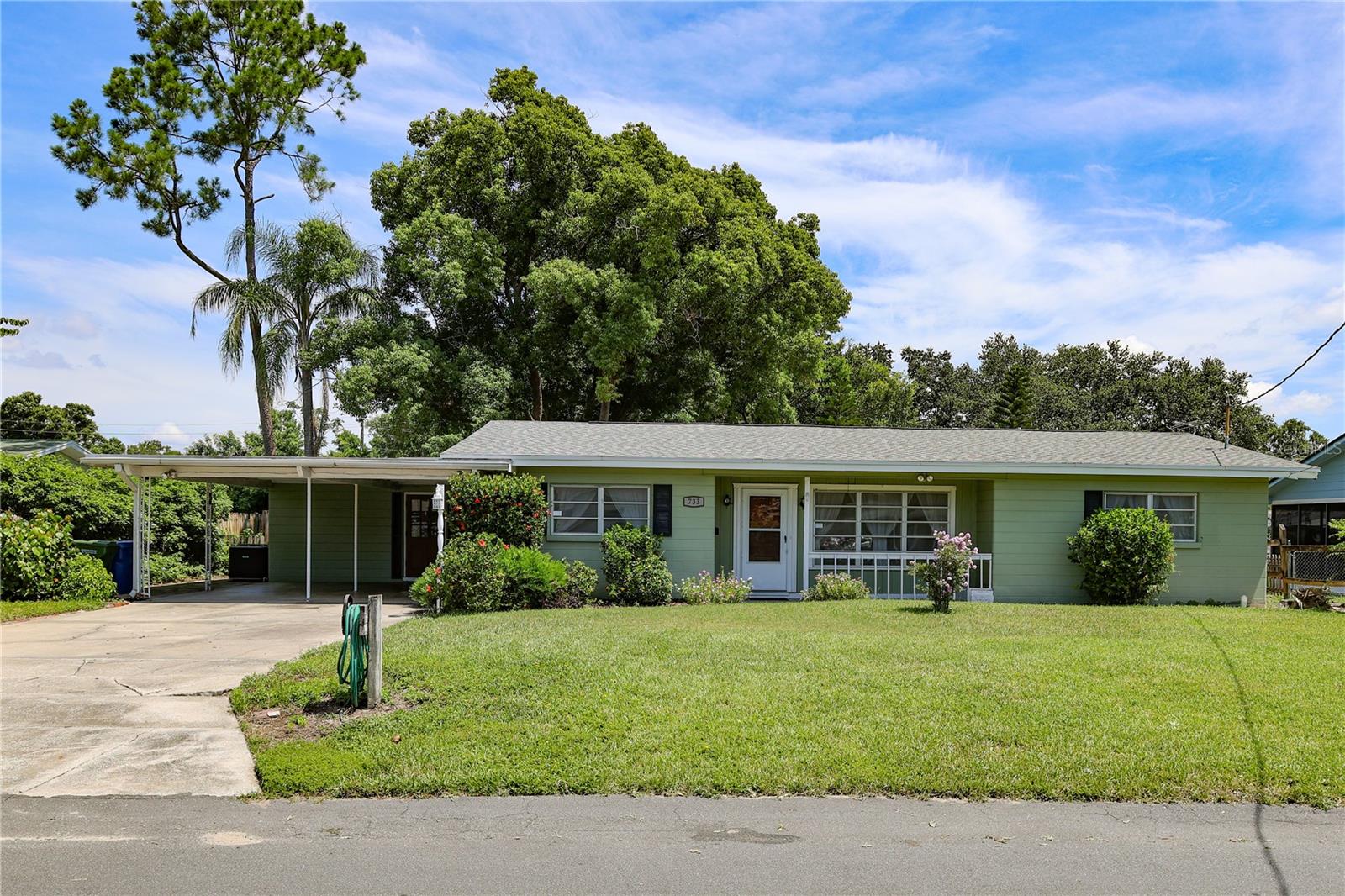 733 OLEANDER DR SE