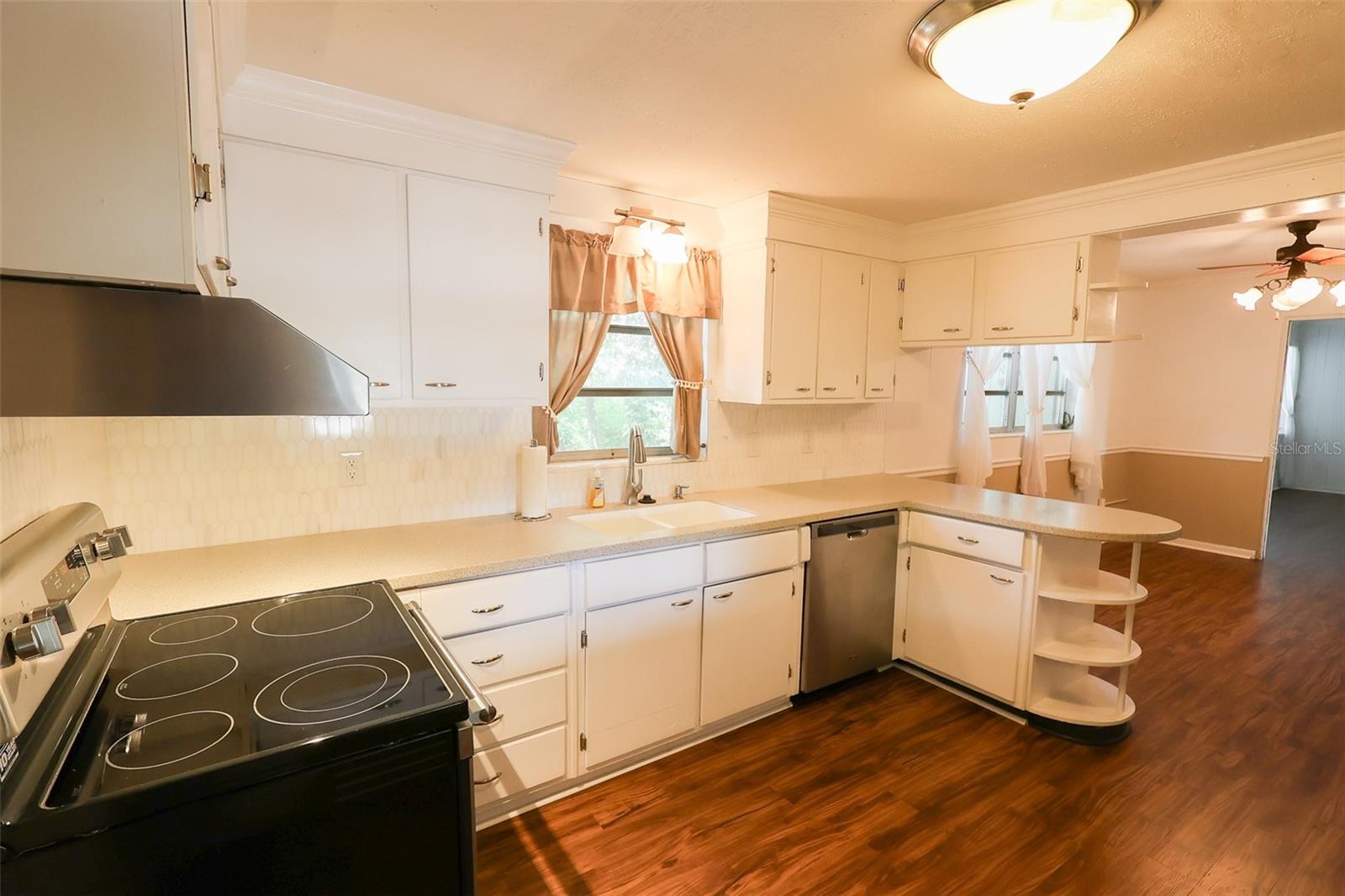 733 OLEANDER DR SE