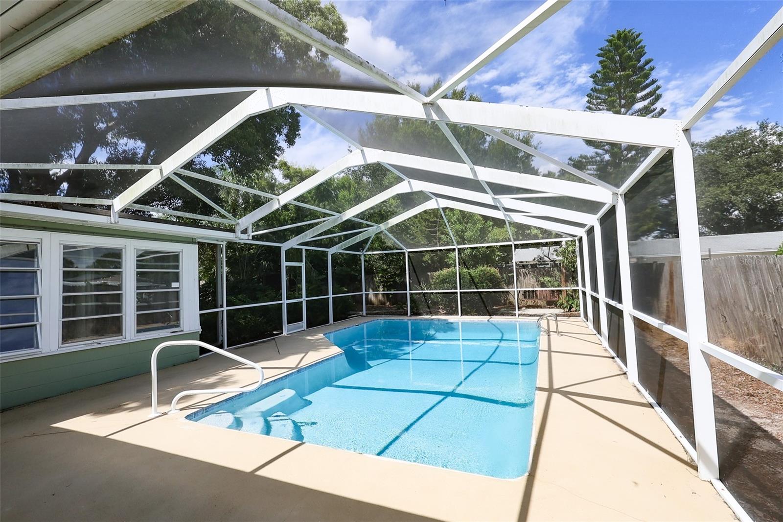 733 OLEANDER DR SE