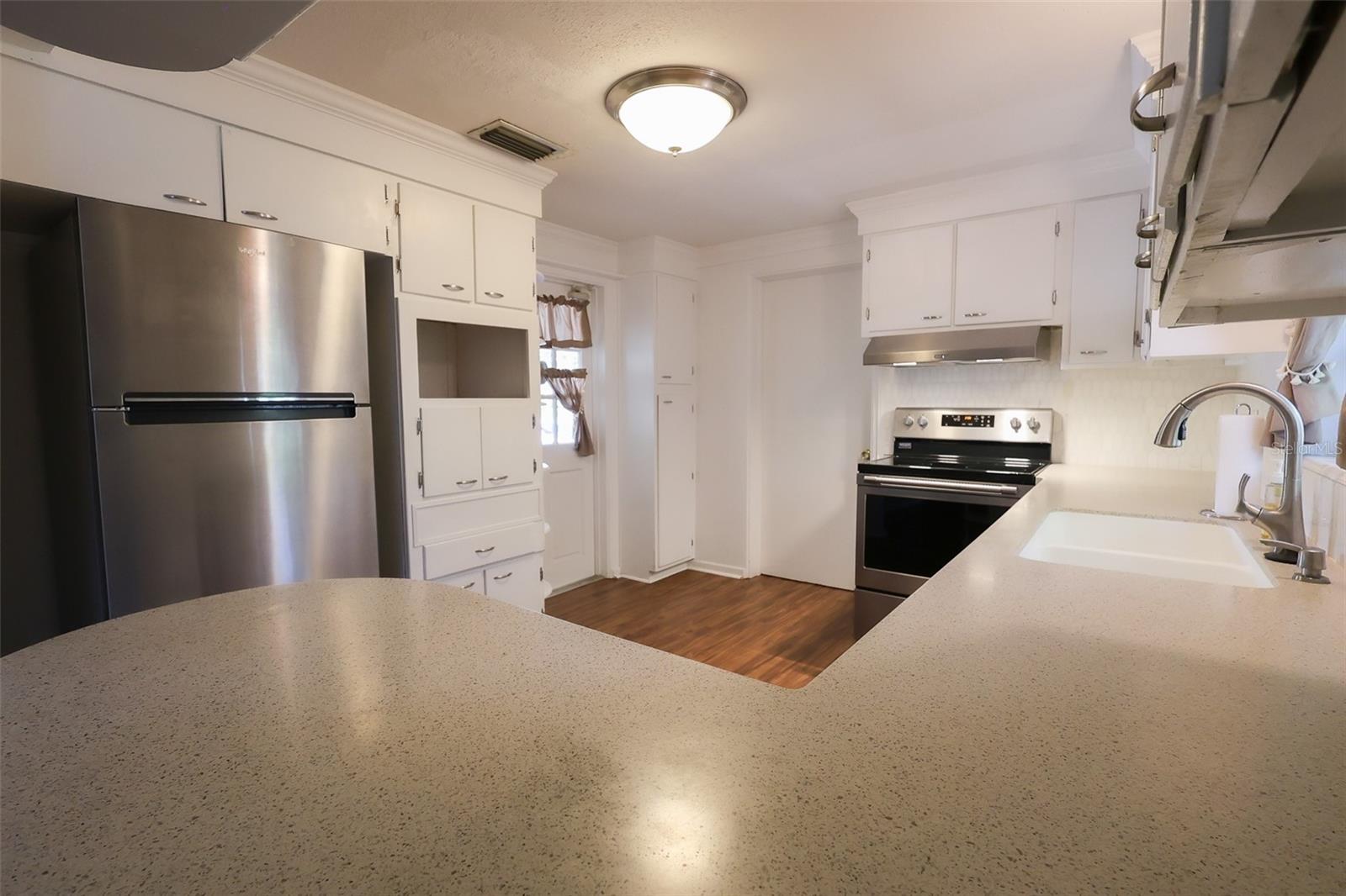 733 OLEANDER DR SE
