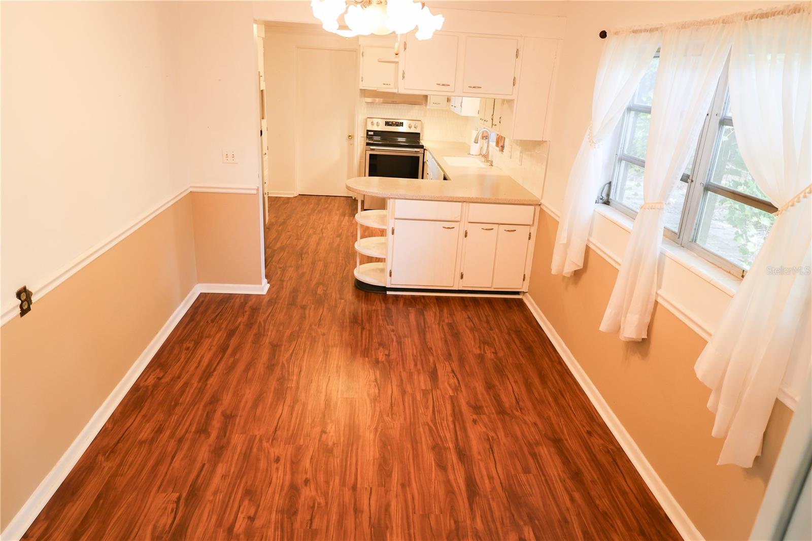 733 OLEANDER DR SE