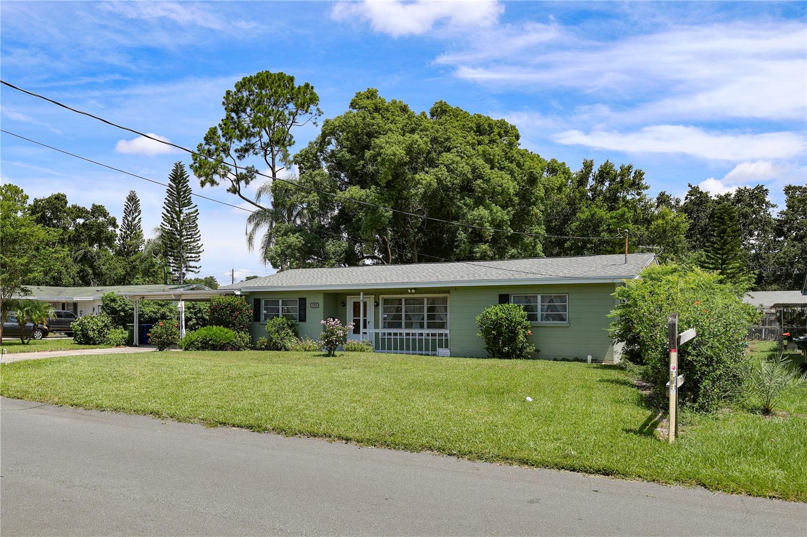 733 OLEANDER DR SE