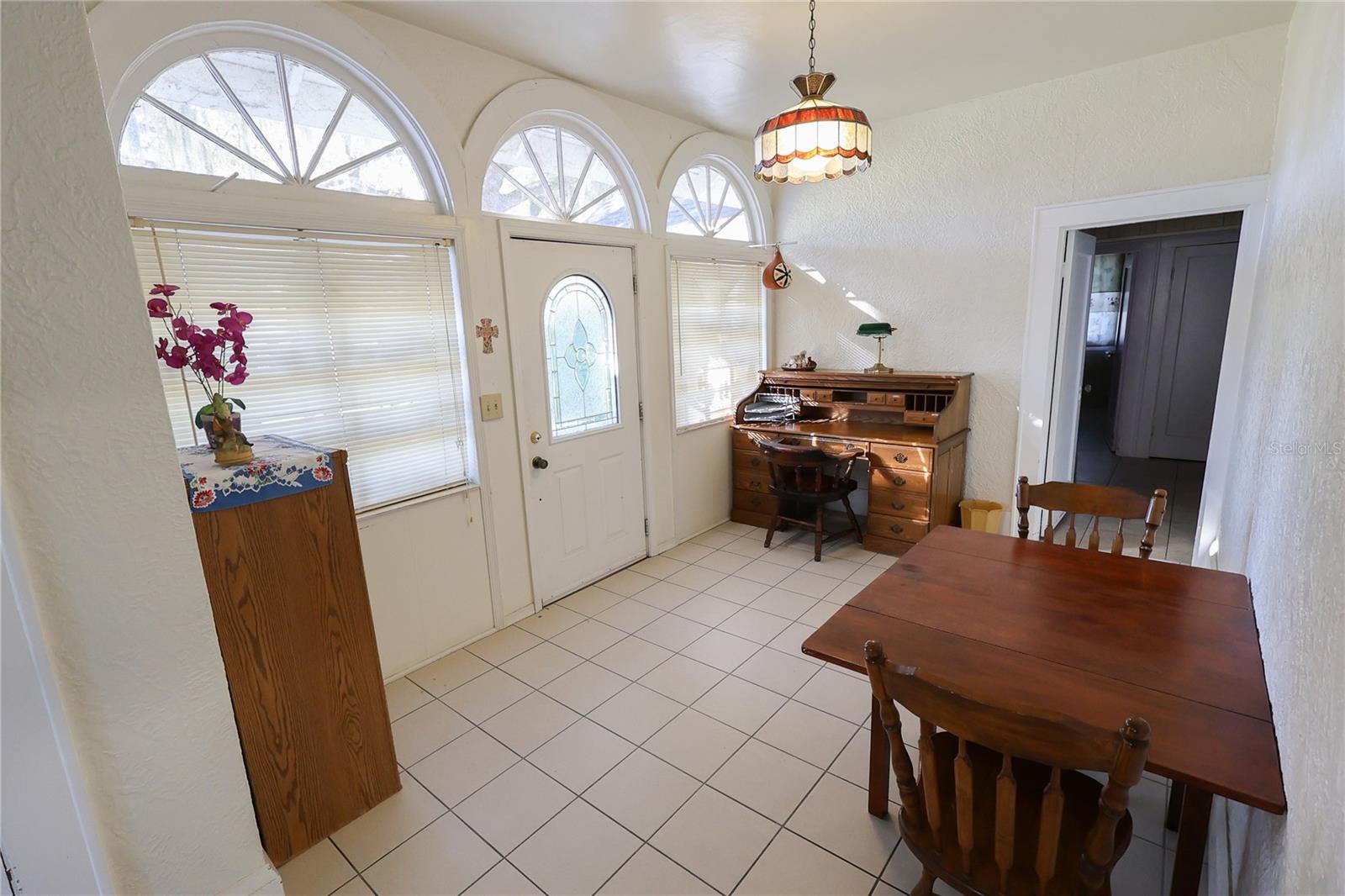 601 ALTA VISTA DR