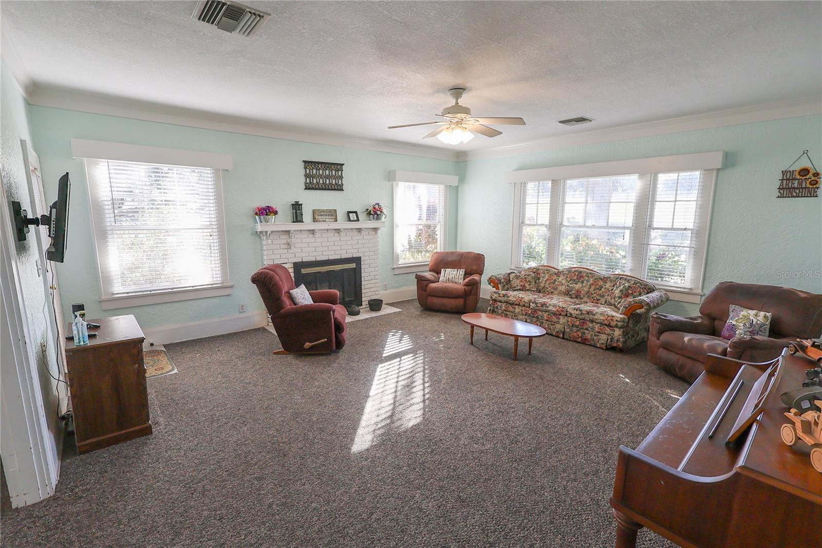 601 ALTA VISTA DR